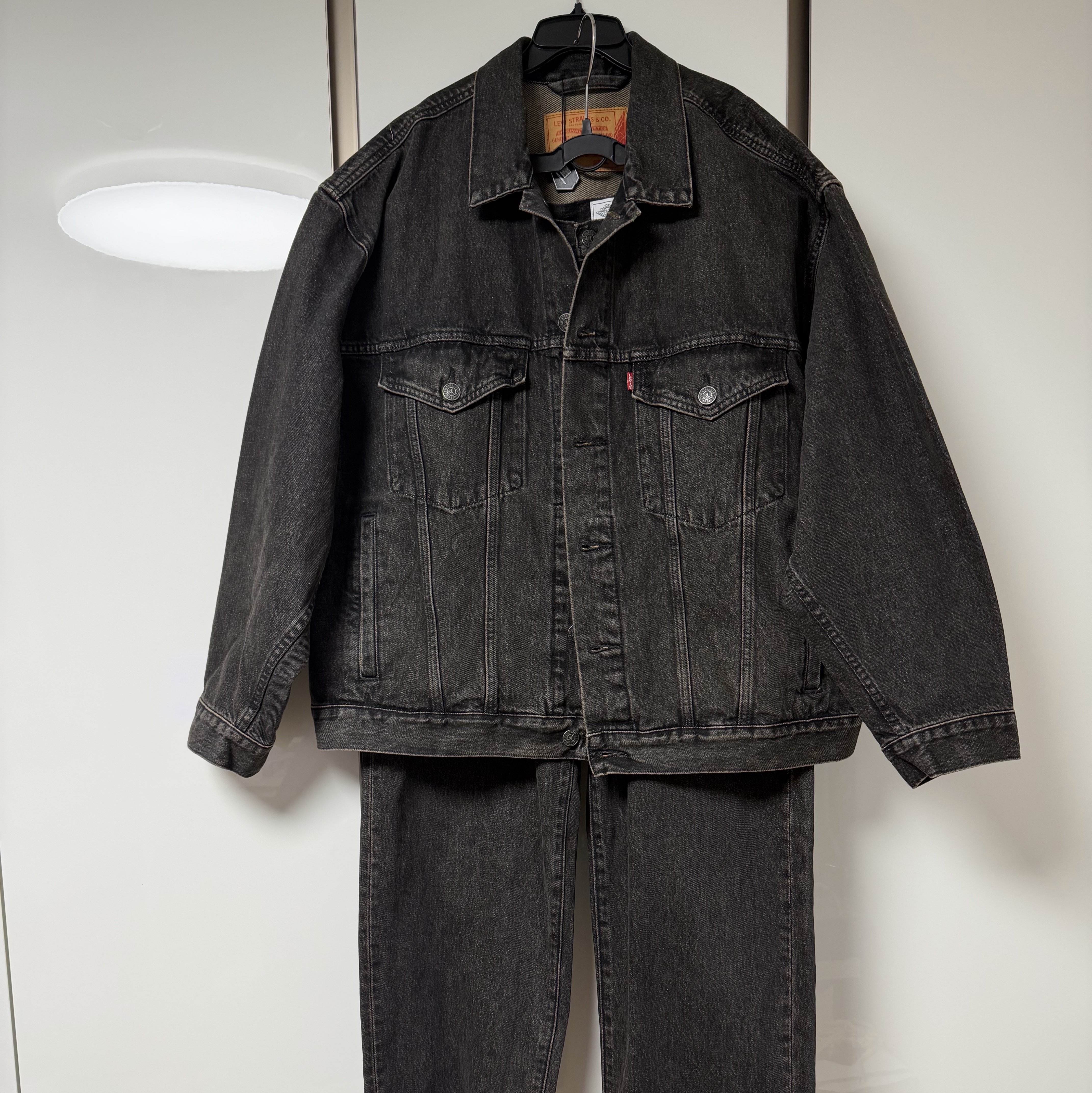 Levi's x Jordan Type III Trucker Black 착용 스타일 - 1