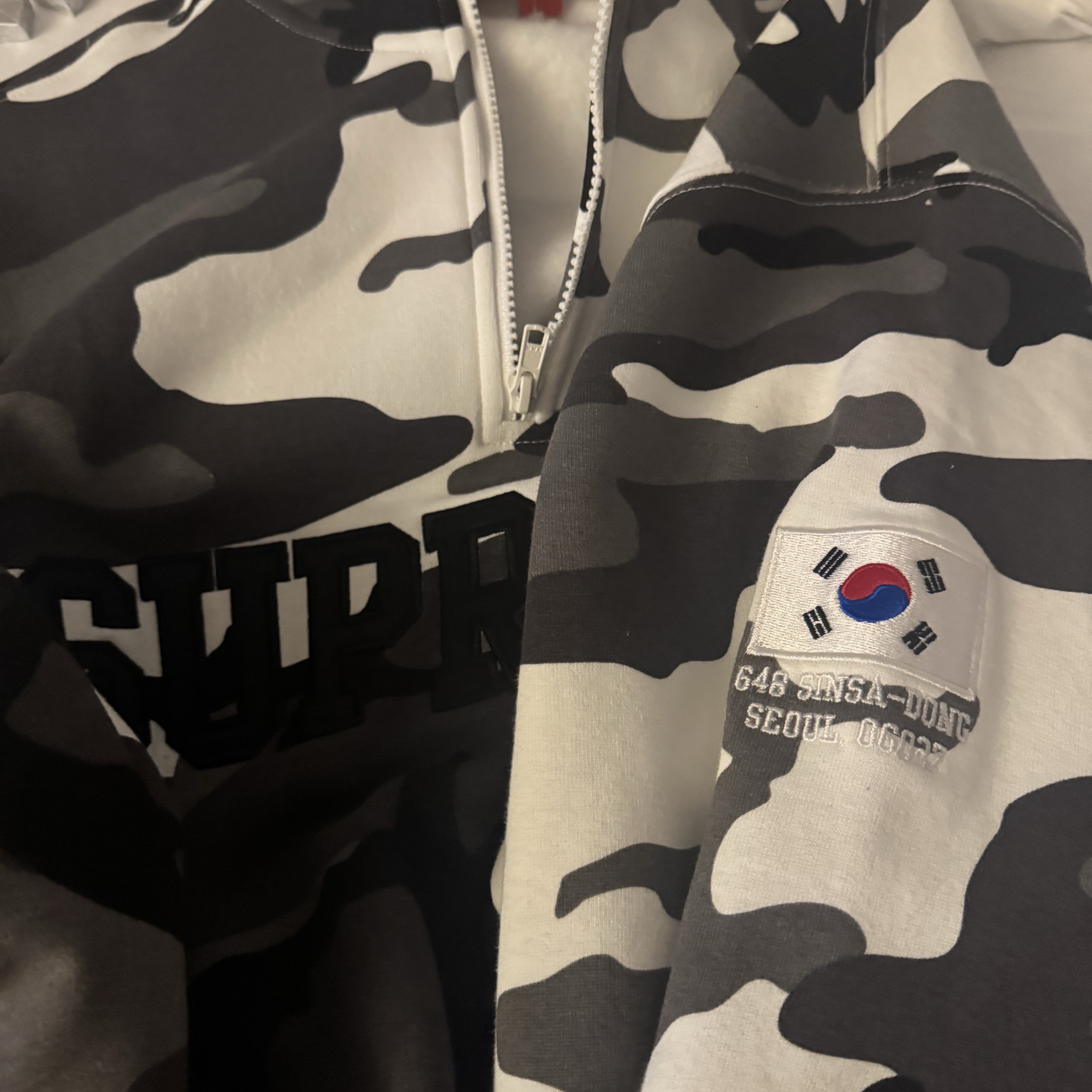 Supreme Shop Flag Half Zip Pullover Snow Camo Seoul - 26SS 착용 스타일