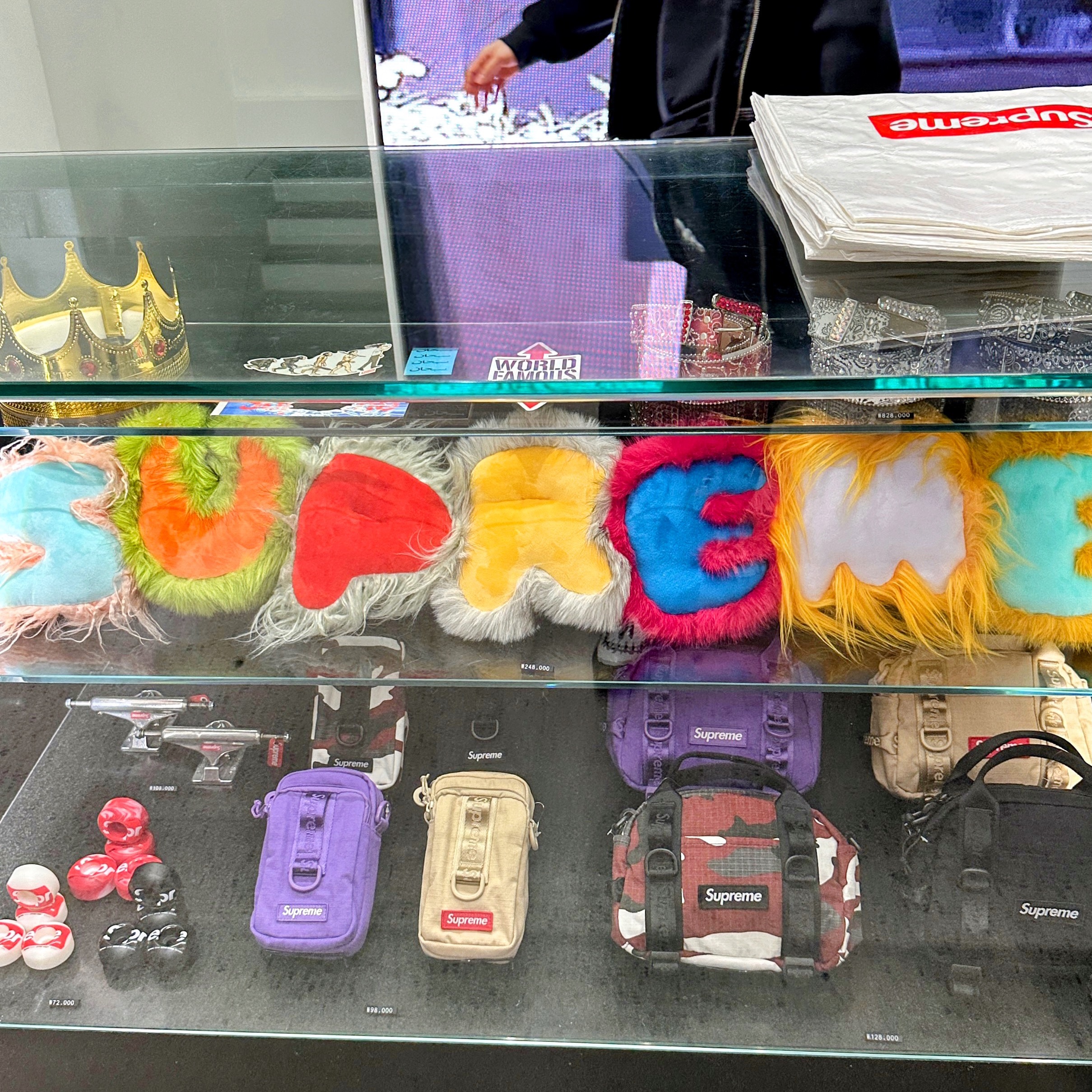 Supreme Faux Fur Pillow Multicolor - 26SS 착용 스타일