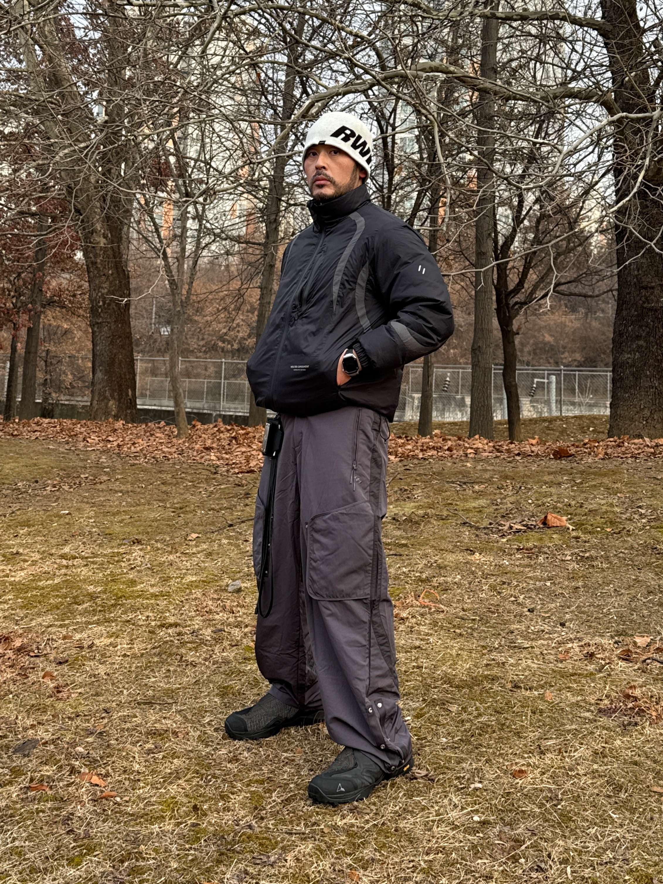 [KREAM 단독] runwhither Beanie White, Roa Hiking Minaar Black 착용 스타일 - 4