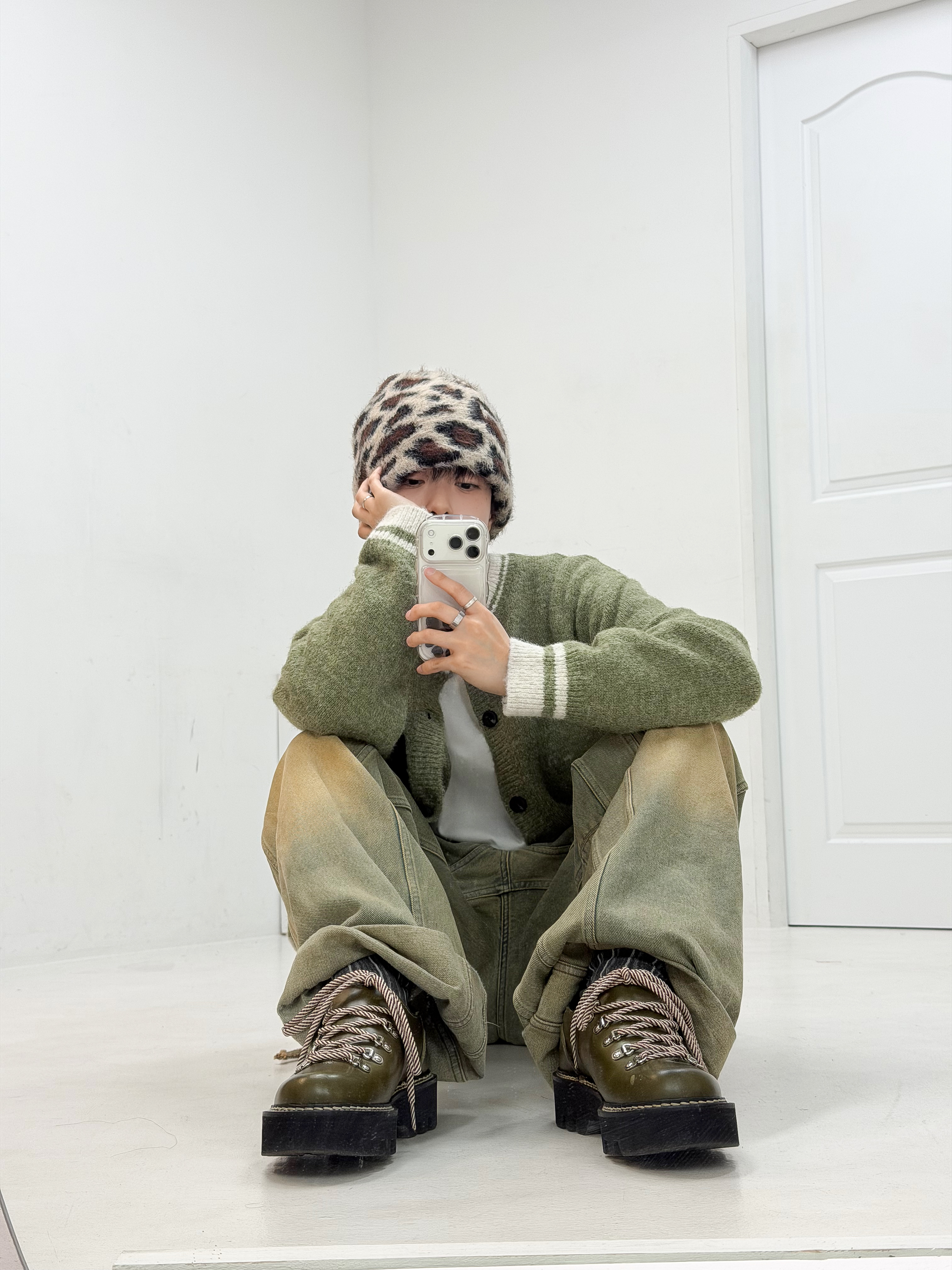 Hono Report Hairy Round Cardigan Olive 착용 스타일 - 1