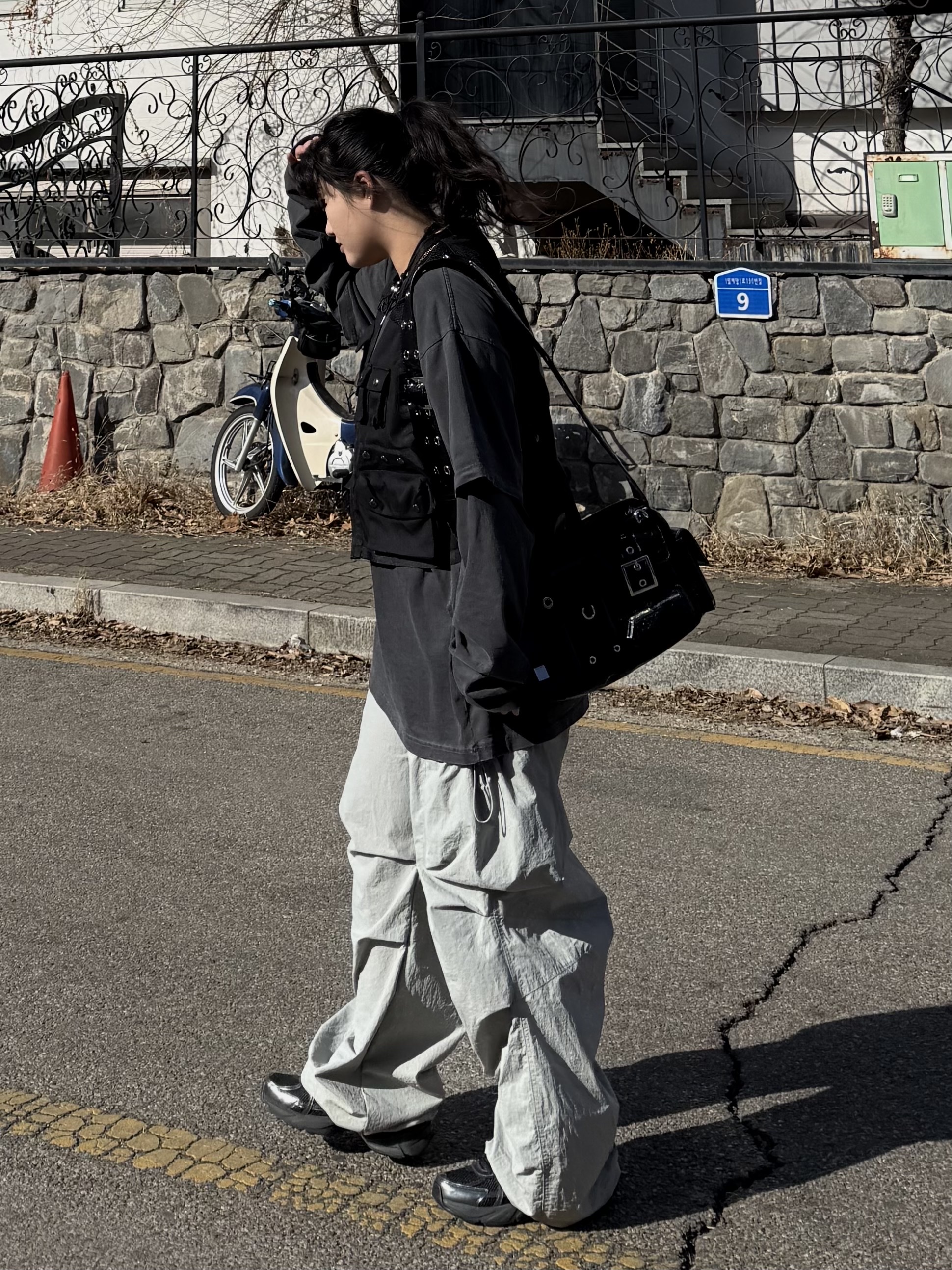 Nike V2K Run Black Anthracite 착용 스타일 - 2