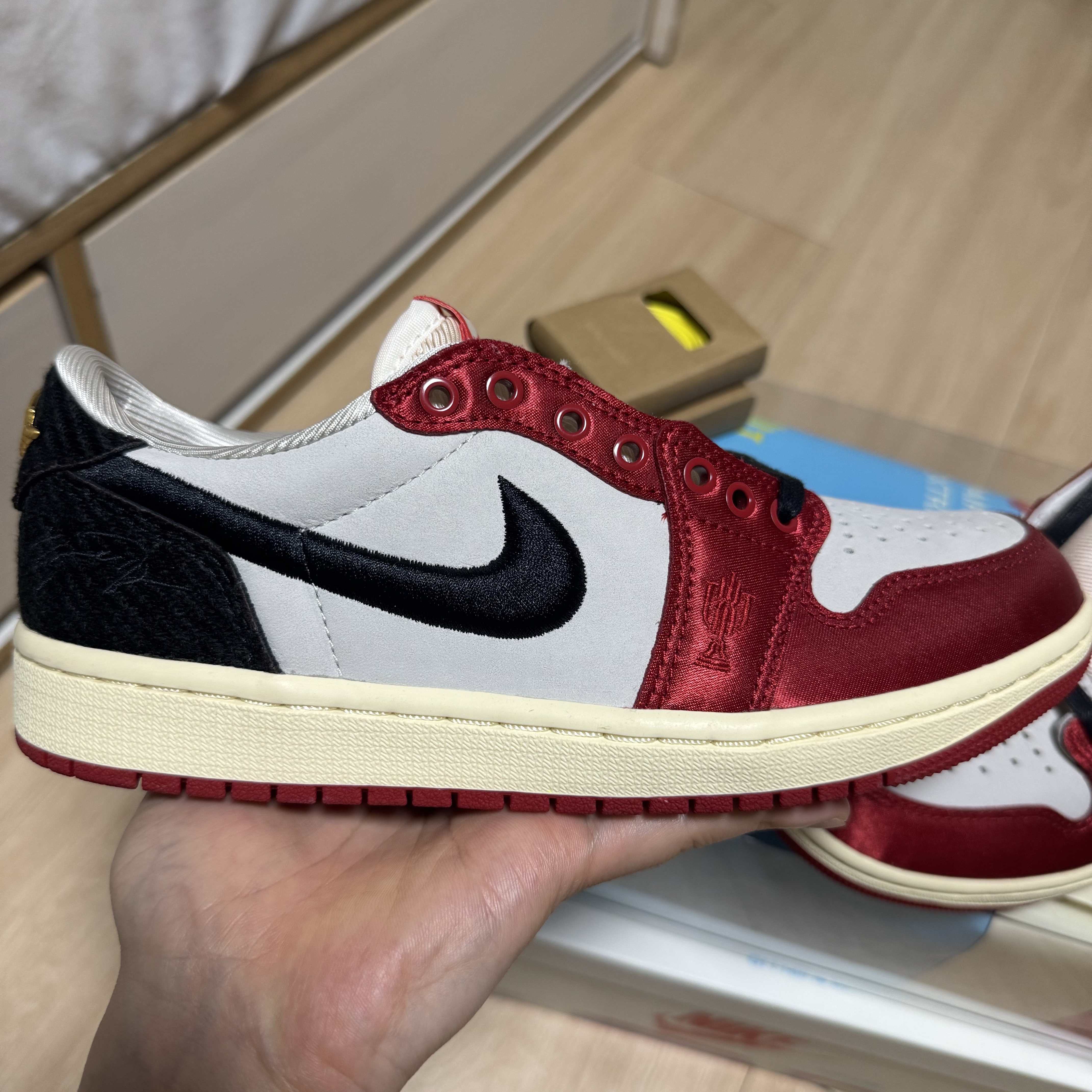 Jordan 1 x Trophy Room Retro Low OG SP Sail Varsity Red 착용 스타일 - 4