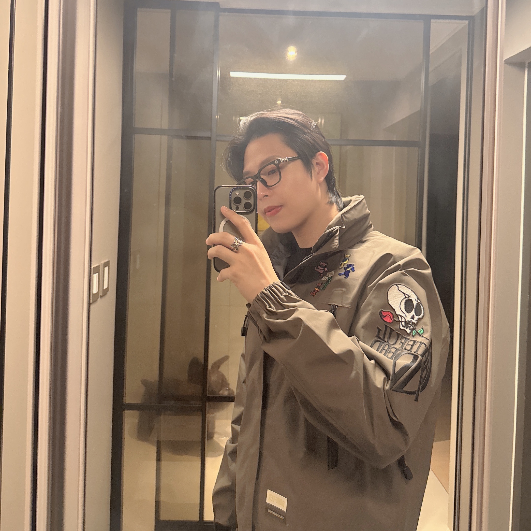 Thisisneverthat x GD Gore-Tex Windstopper 3L Iconography Jacket Mud 착용 스타일