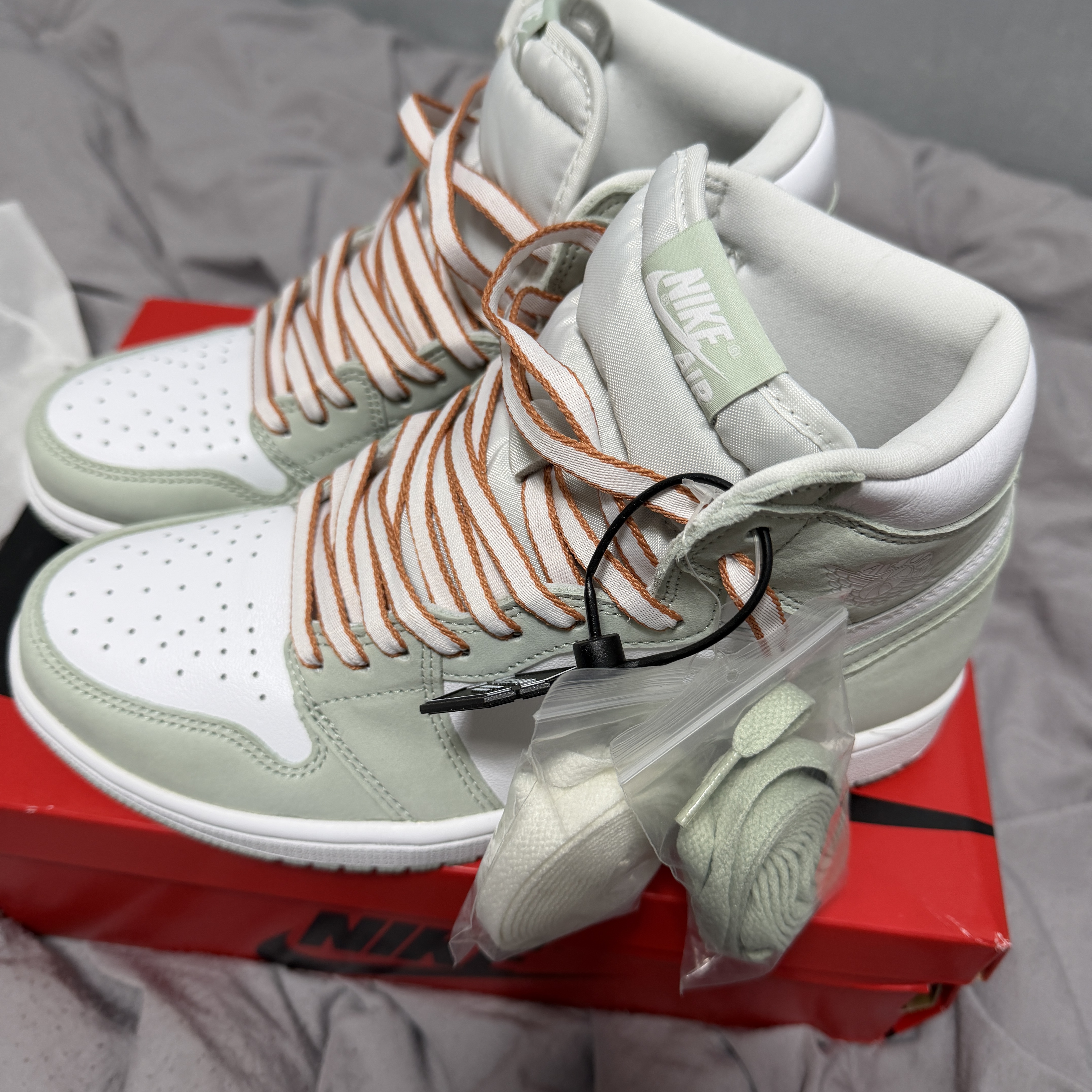 (W) Jordan 1 Retro High OG Seafoam 착용 스타일 - 2