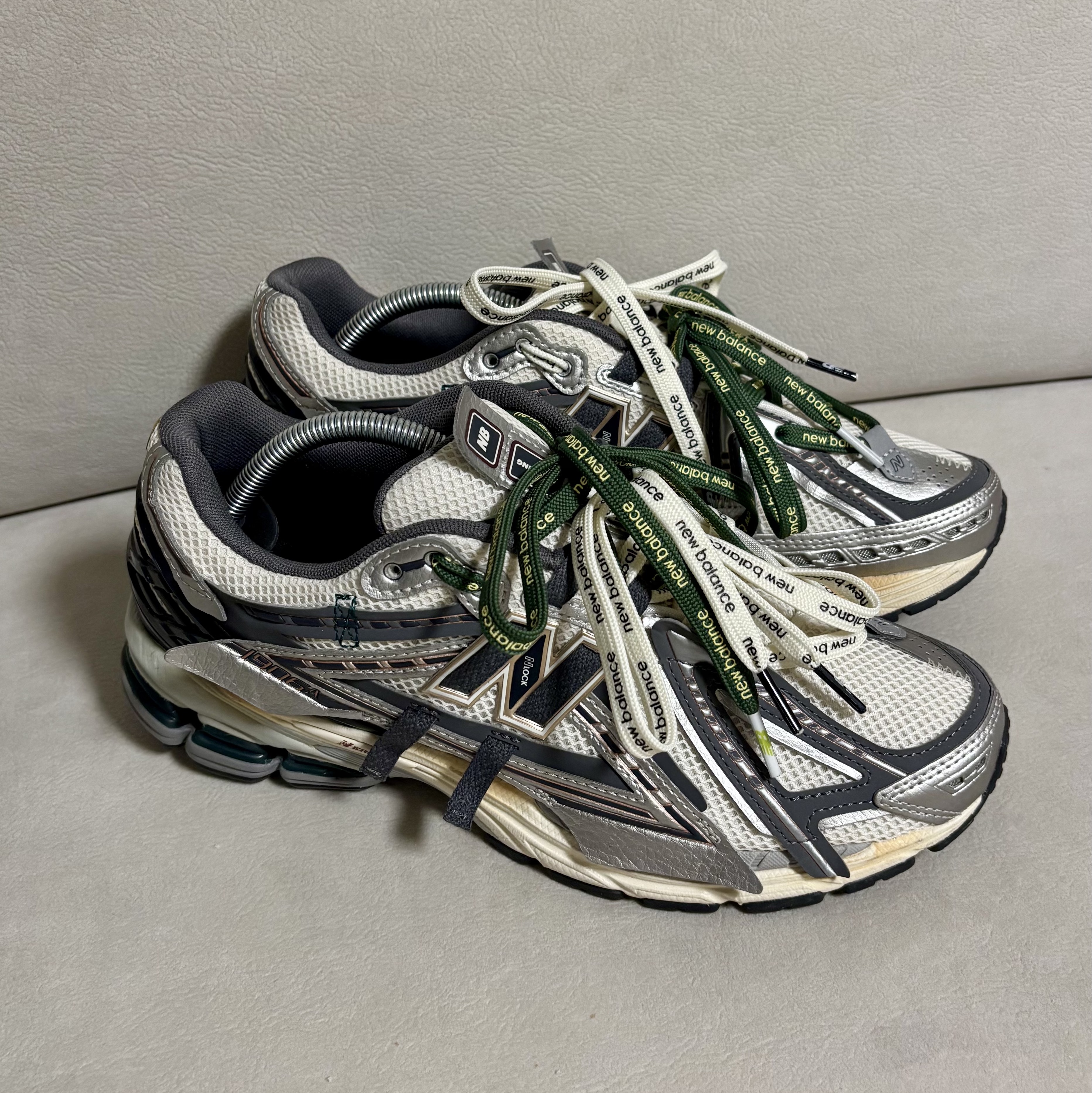 New Balance 1906A Silver Metallic Castlerock 착용 스타일 - 1