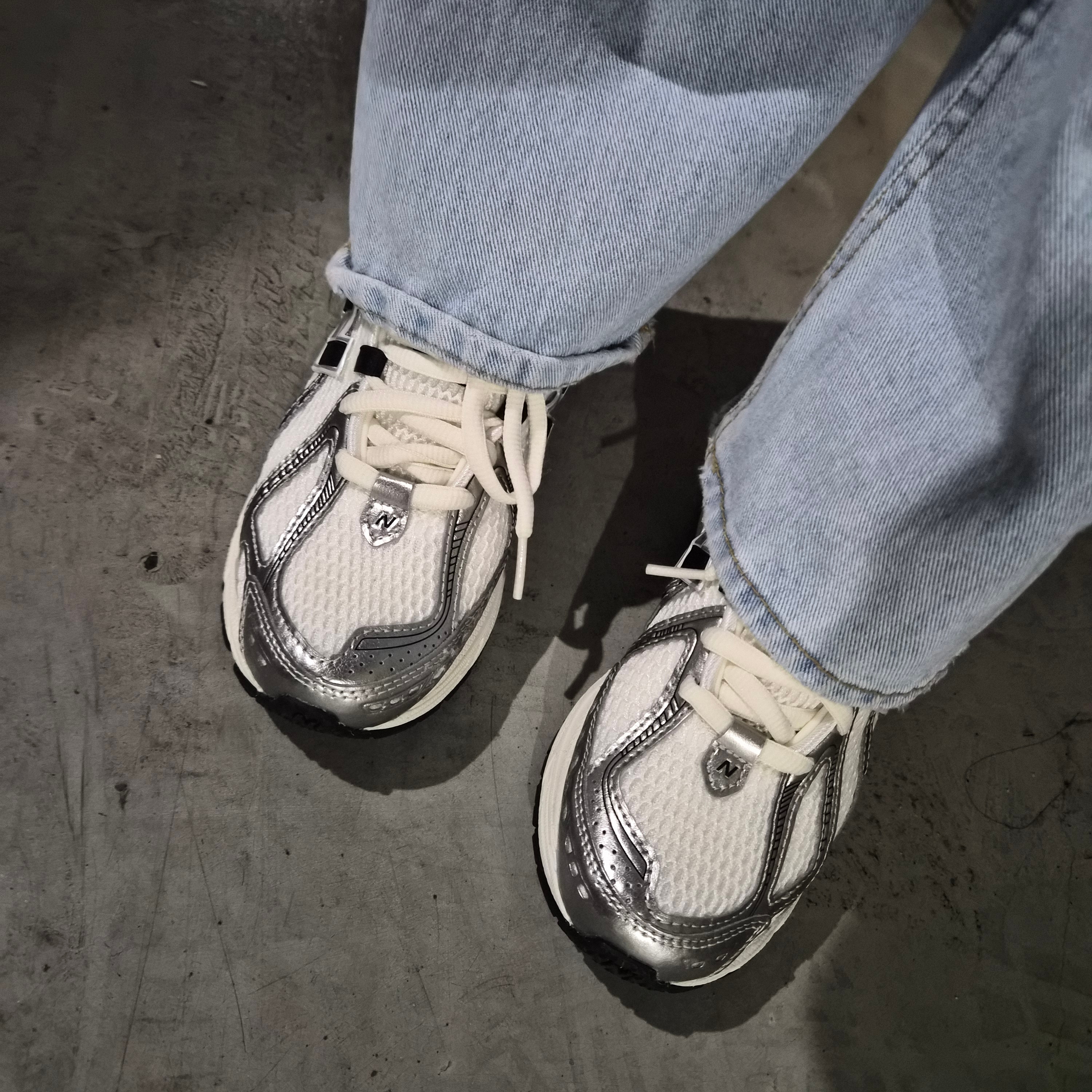 New Balance 1906R Silver Metallic Black 착용 스타일