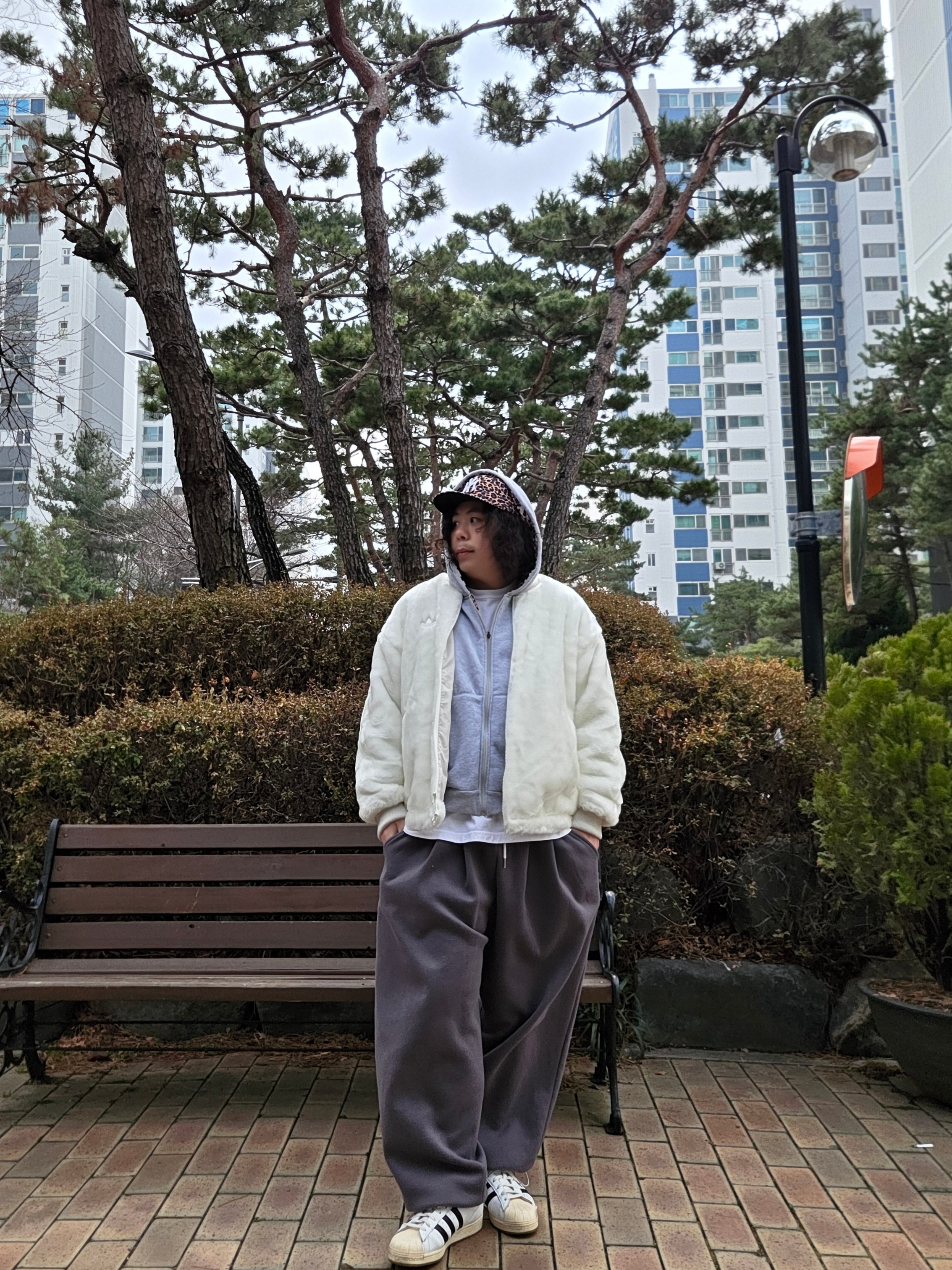 Adidas New Fur Jacket Off White - KR Sizing, Adidas x Taegeukdang Superstar White Black 착용 스타일 - 5