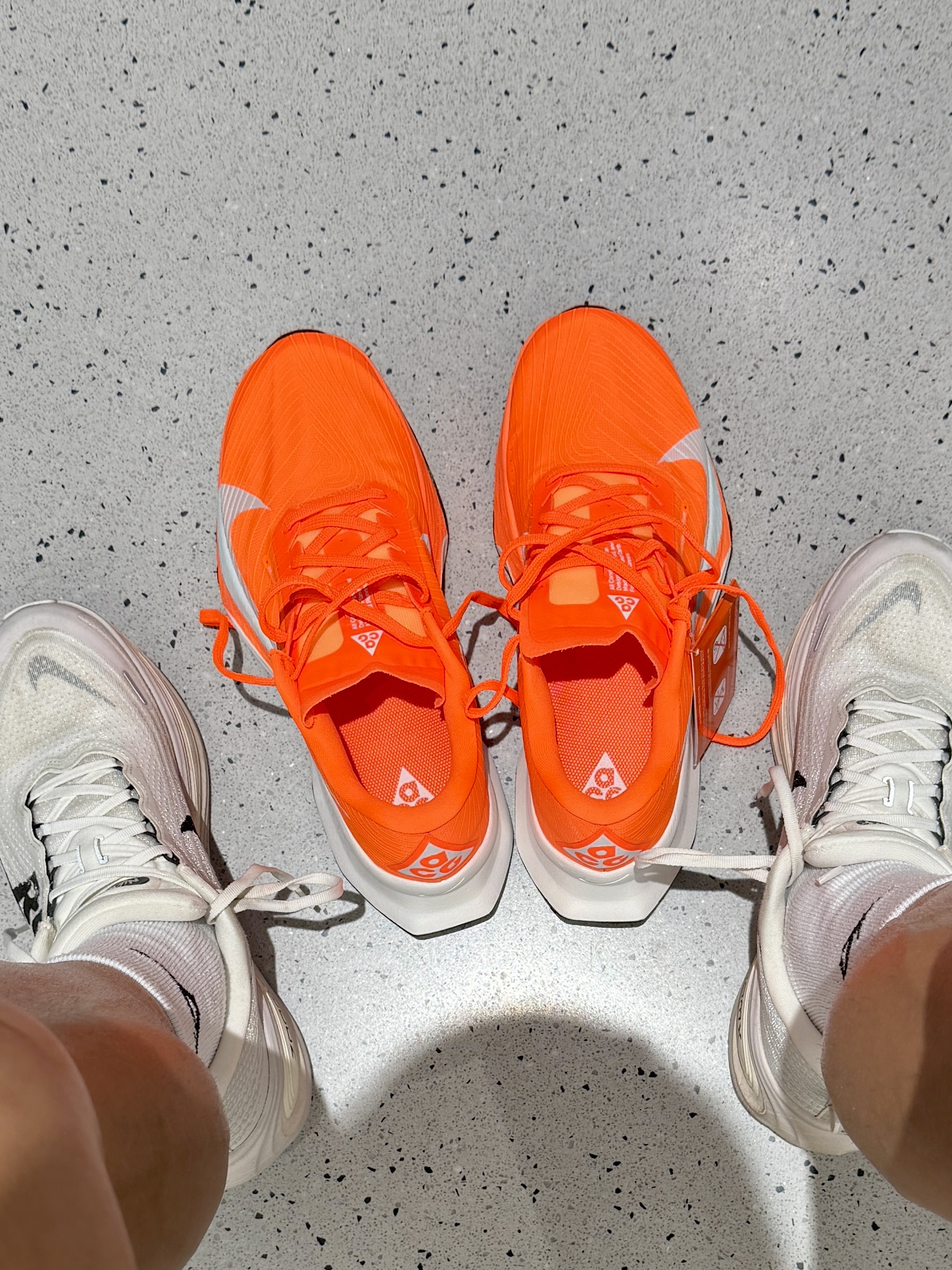 Nike ACG Ultrafly Trail Hyper Crimson Total Orange, Nike Vomero Plus RUN Summit White Vast Grey 착용 스타일 - 2