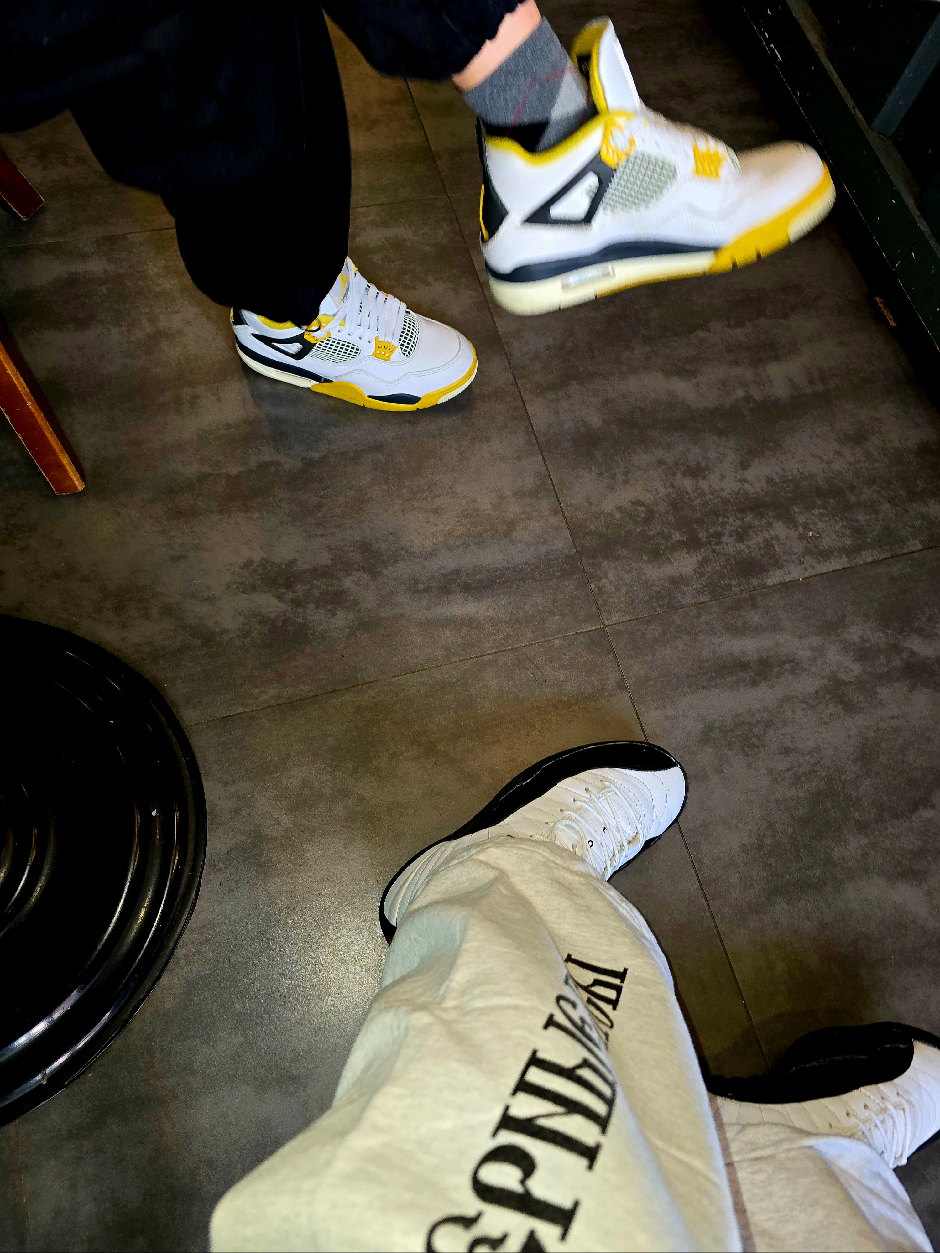 (W) Jordan 4 Retro Vivid Sulfur, Yeezy x Gosha Rubchinskiy YZY Black Dogs Jogger Heather Grey 착용 스타일