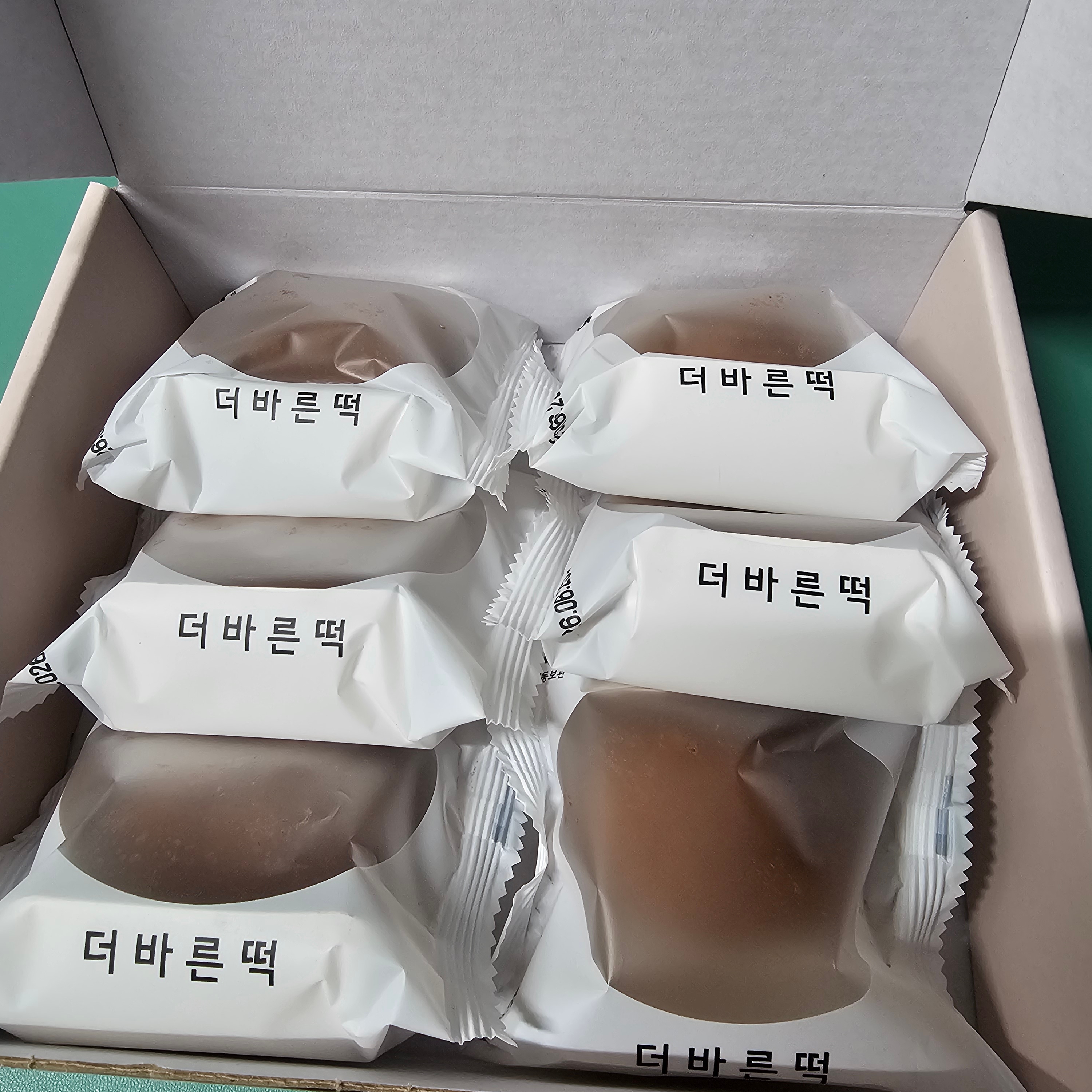 THE BAREUN TTEOK Double Chocolate Fudge Cream Tteok (60g *6EA) 1Box 착용 스타일 - 2