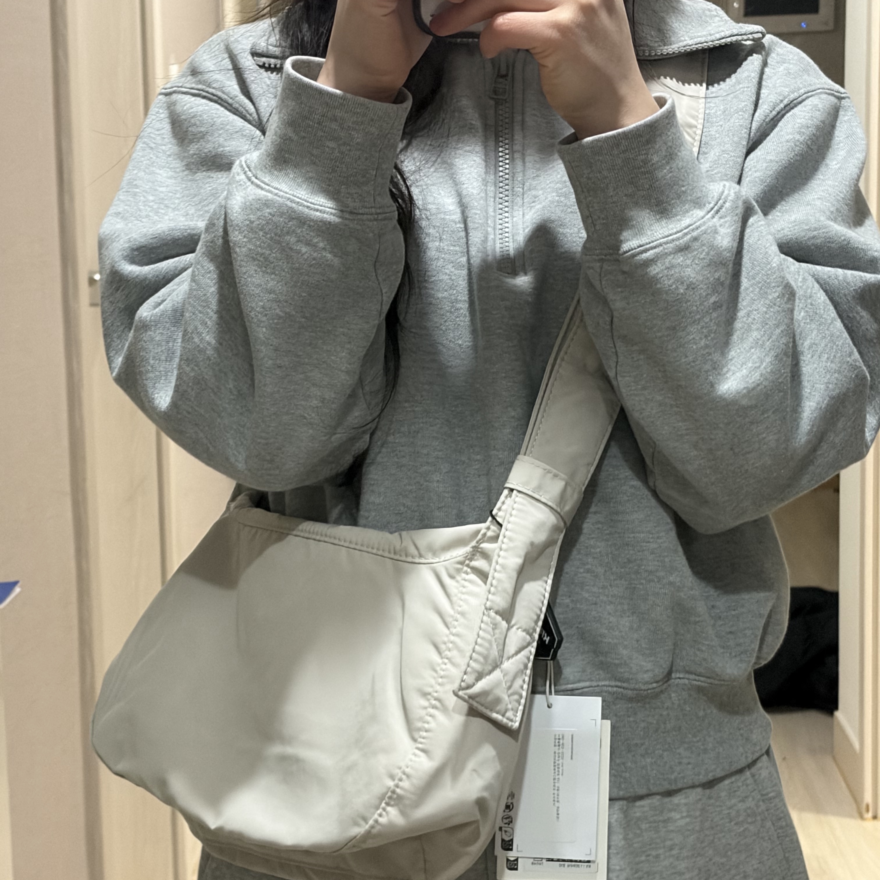 COS Nylon Crossbody Saddle Bag Light Grey Stone 착용 스타일