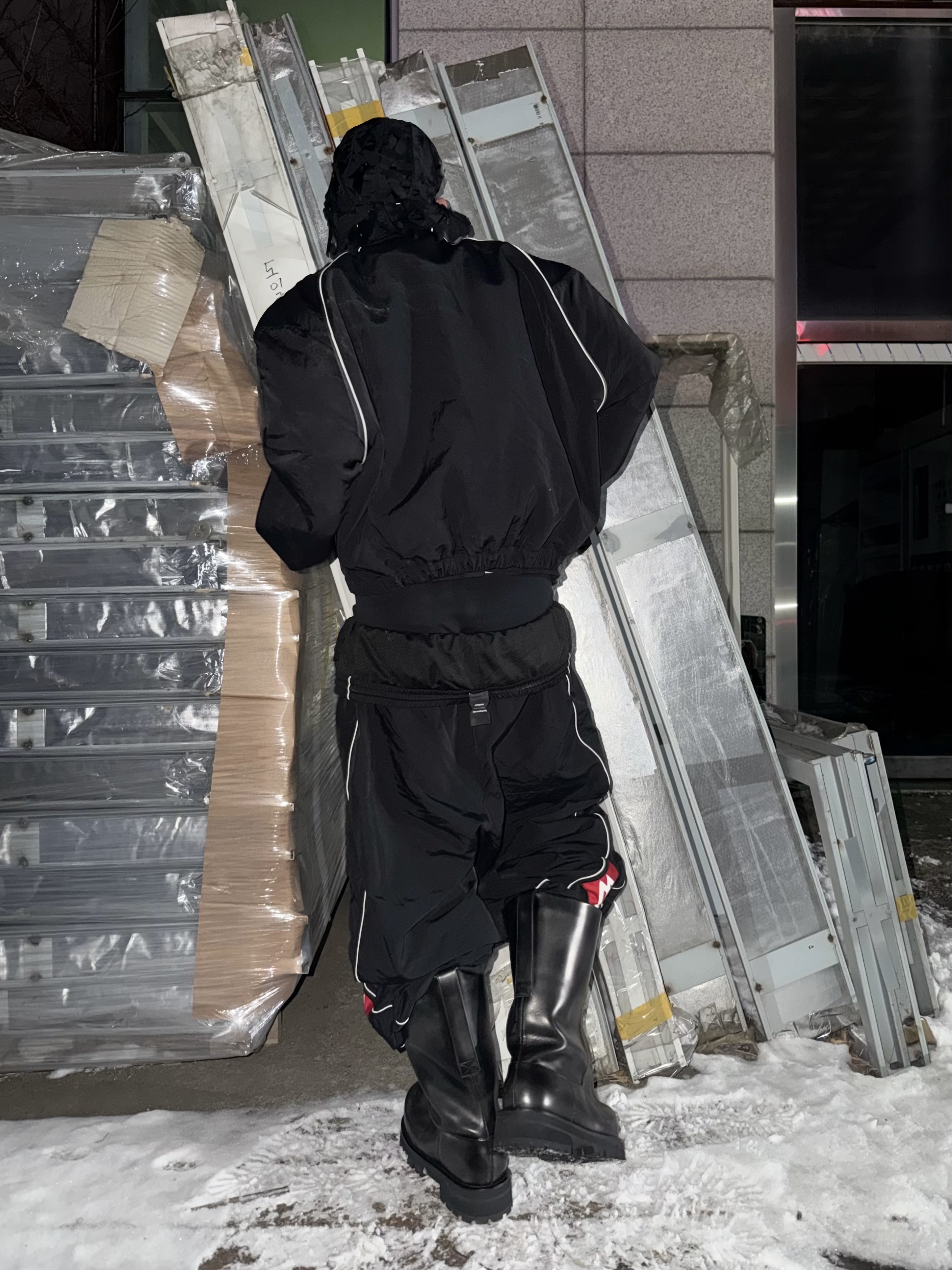 Protocol Index Exaggerated Shoulder Air Jacket Black, Protocol Index Folded Waist Track Pants Black 착용 스타일 - 5