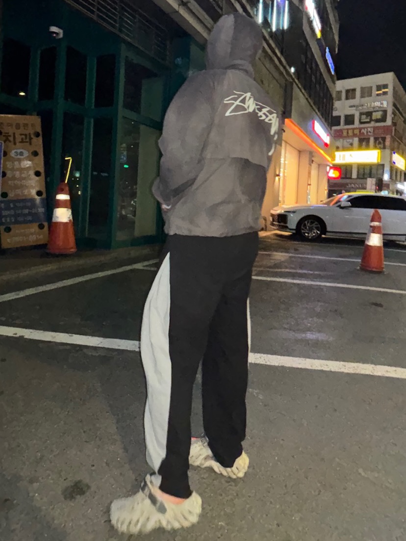 Stussy Wave Dye Beach Shell Jacket Black, Crocs Echo Marbled Clog Bone Multi 착용 스타일