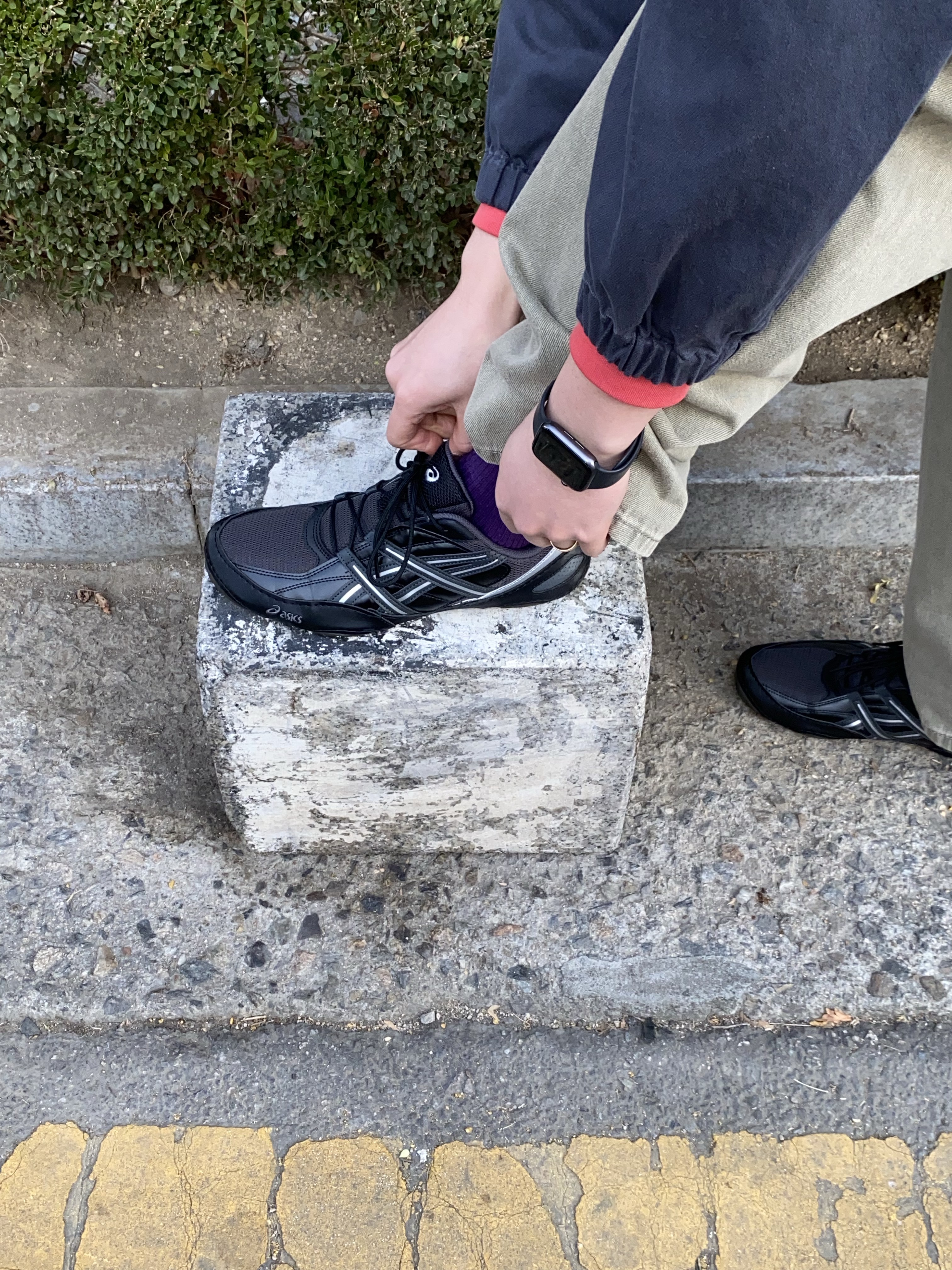 Asics Hypersync Graphite Grey Black 착용 스타일 - 3