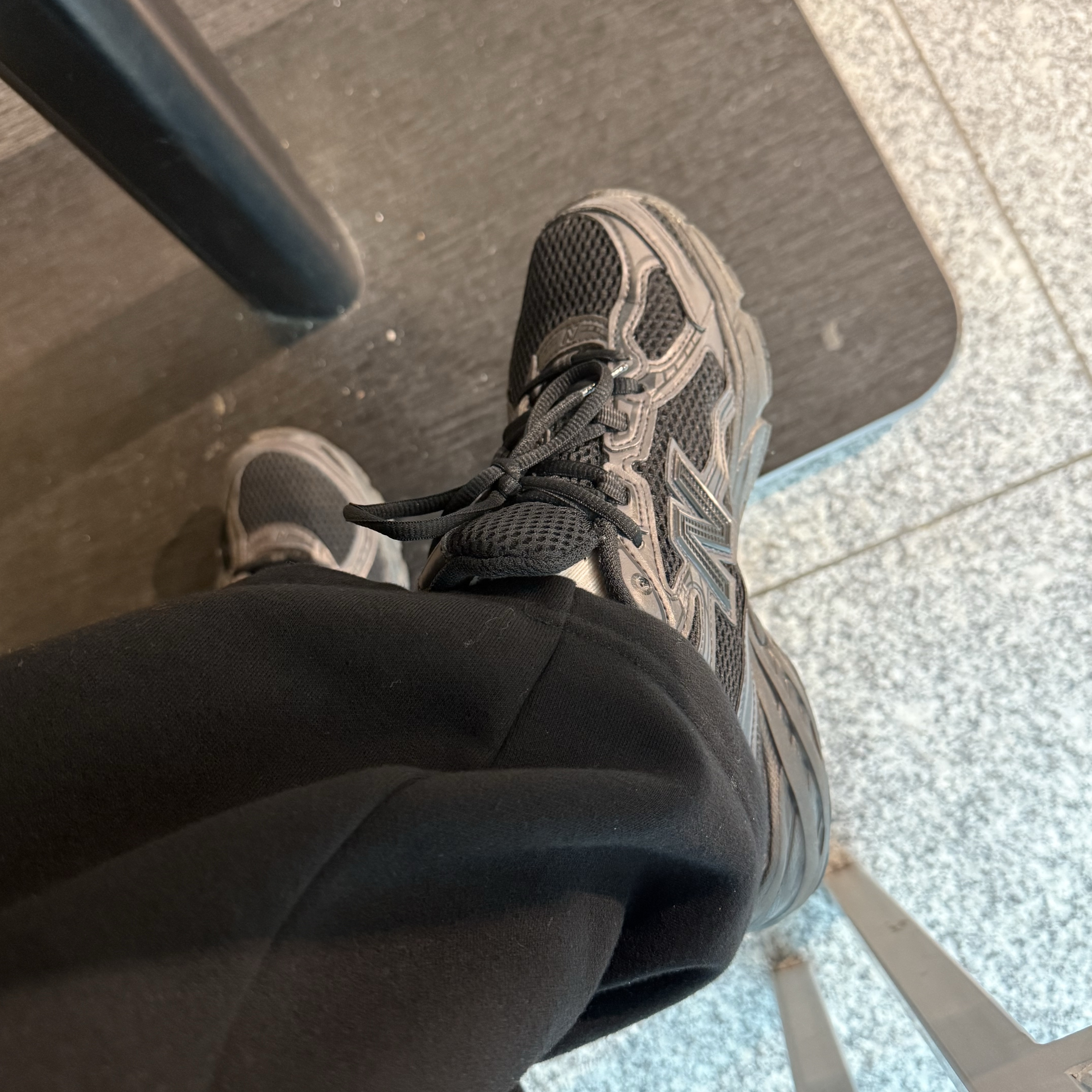 New Balance 740 Black Cement Black - D Standard 착용 스타일