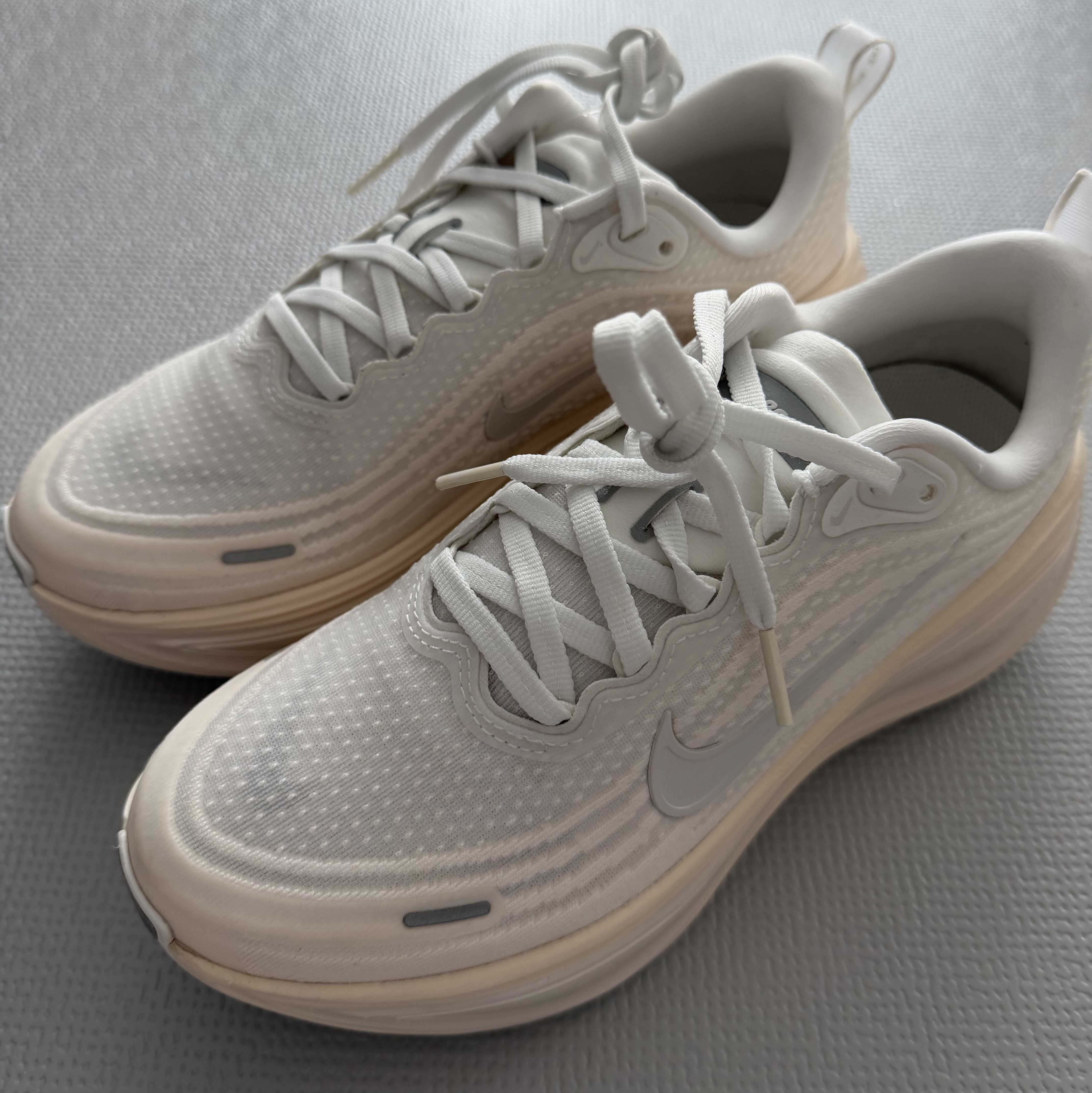 (W) Nike Vomero Plus Summit White Phantom 착용 스타일