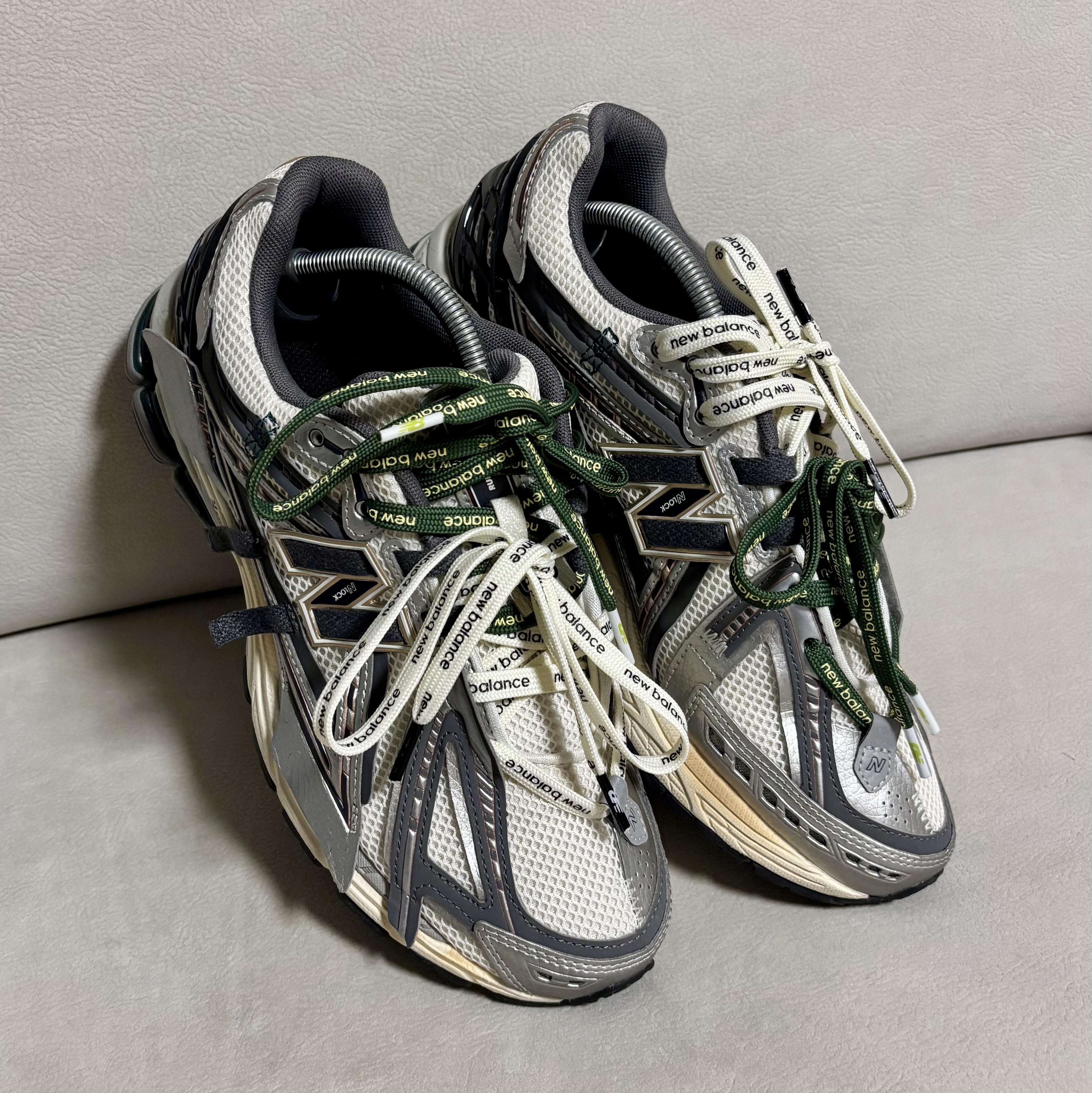 New Balance 1906A Silver Metallic Castlerock 착용 스타일 - 2