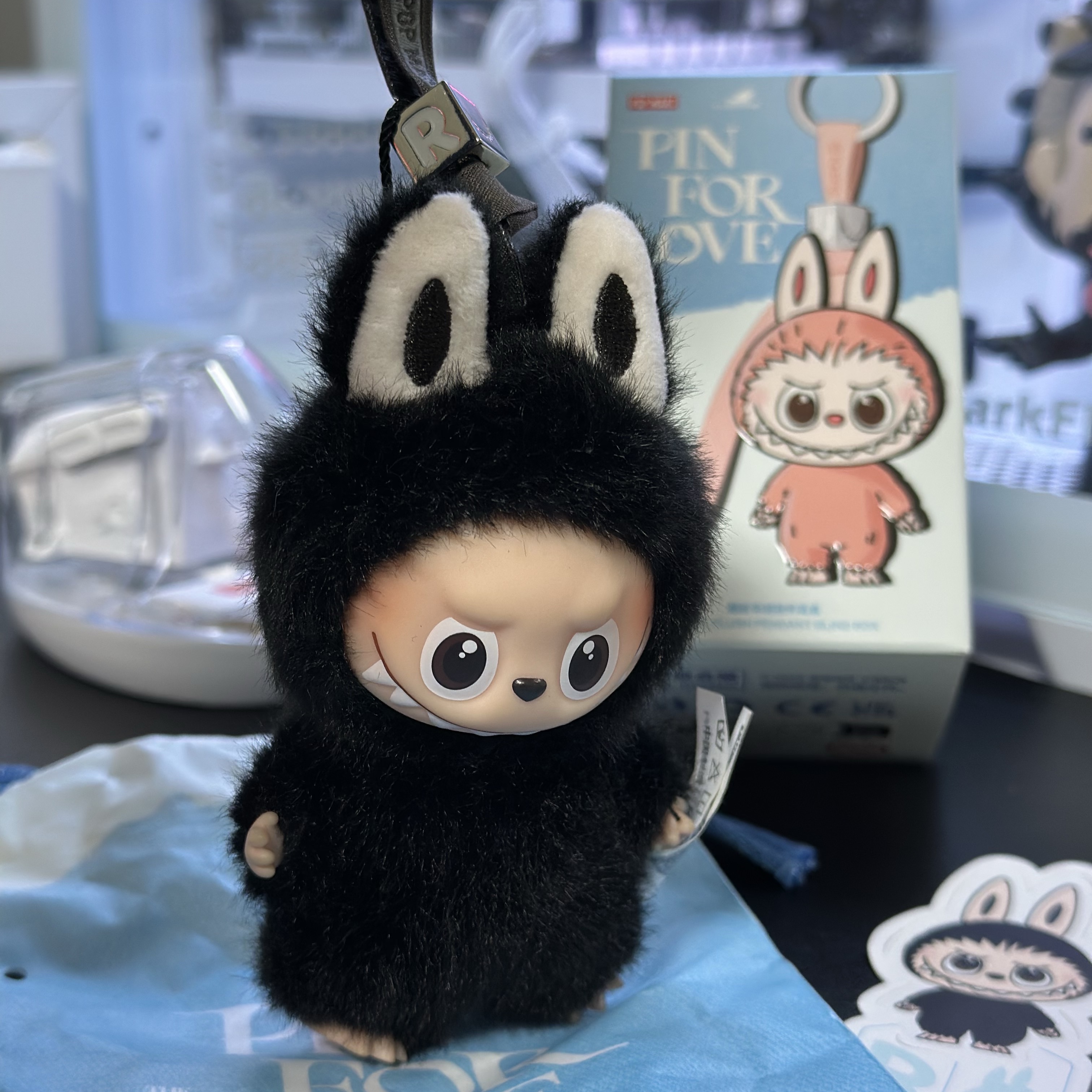 Pop Mart Labubu The Monsters Pin For Love Series Vinyl Plush Pendant (N-Z) R (Opened Case) 착용 스타일 - 1