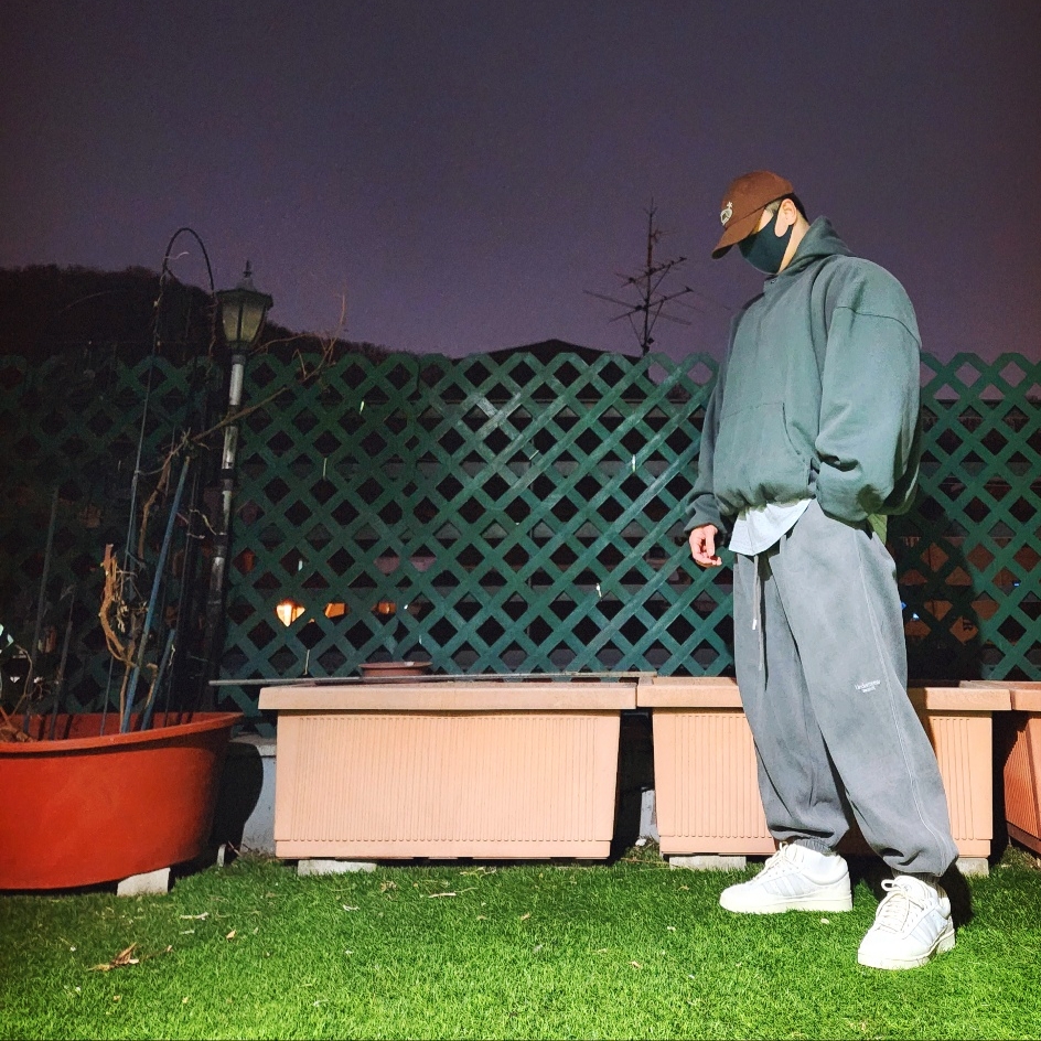 Yeezy Gap Engineered By Balenciaga Logo Hoodie Dark Green, Undermycar Mu.03 Anti Fxxking Logo Play Oversized Sweat Jogger Pigment Gray 착용 스타일 - 1