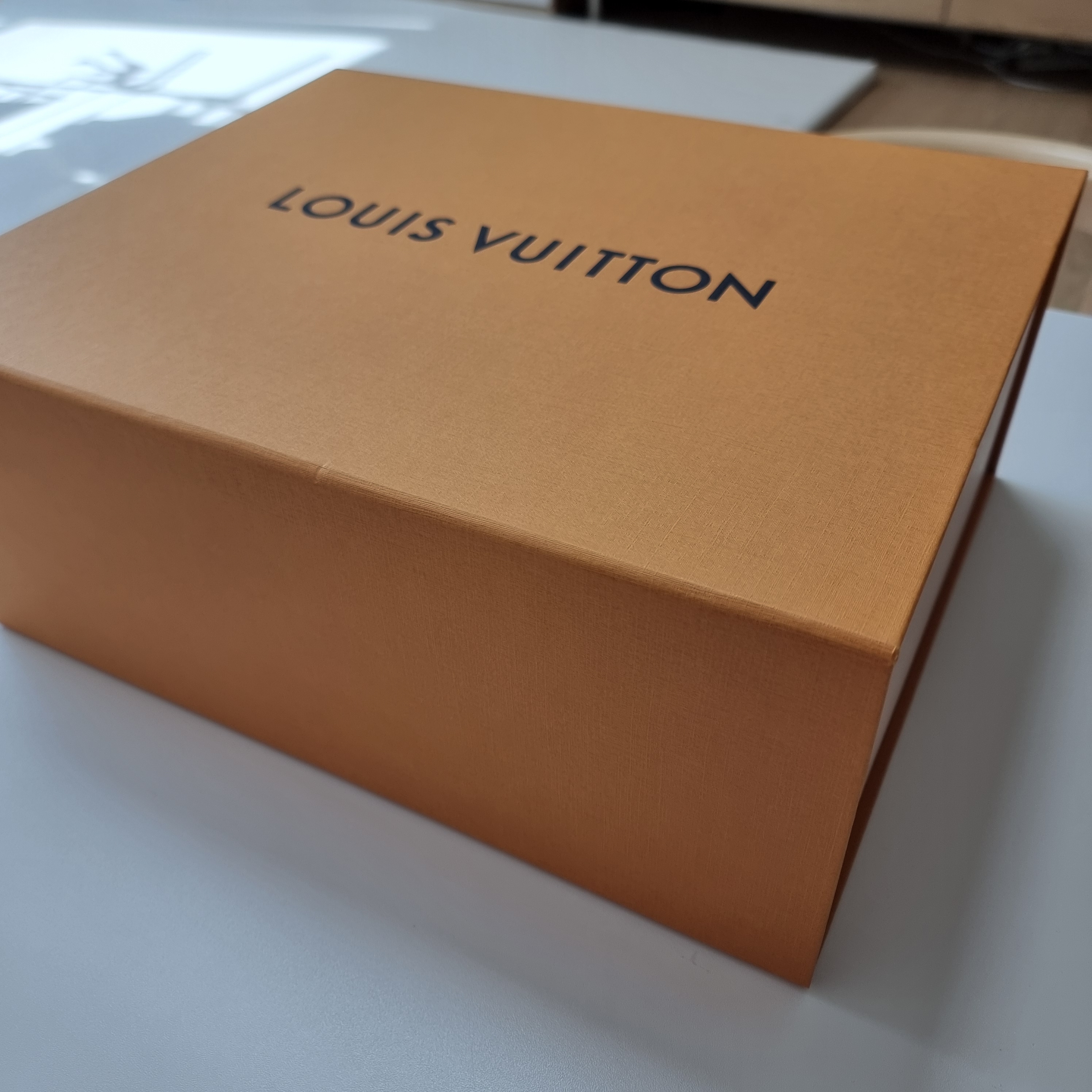 Louis Vuitton Locker Dopp Kit Monogram 착용 스타일