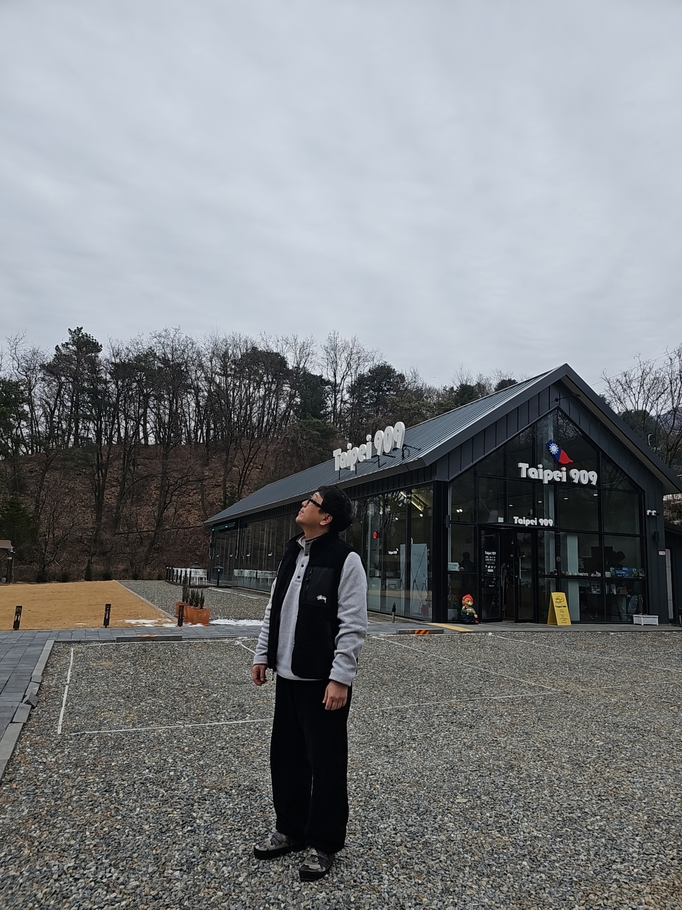 Patagonia Lightweight Synchilla Snap-T Fleece Pullover Oatmeal Heather/Smolder Blue/New Navy, Stussy Sherpa Reversible Vest Black 착용 스타일
