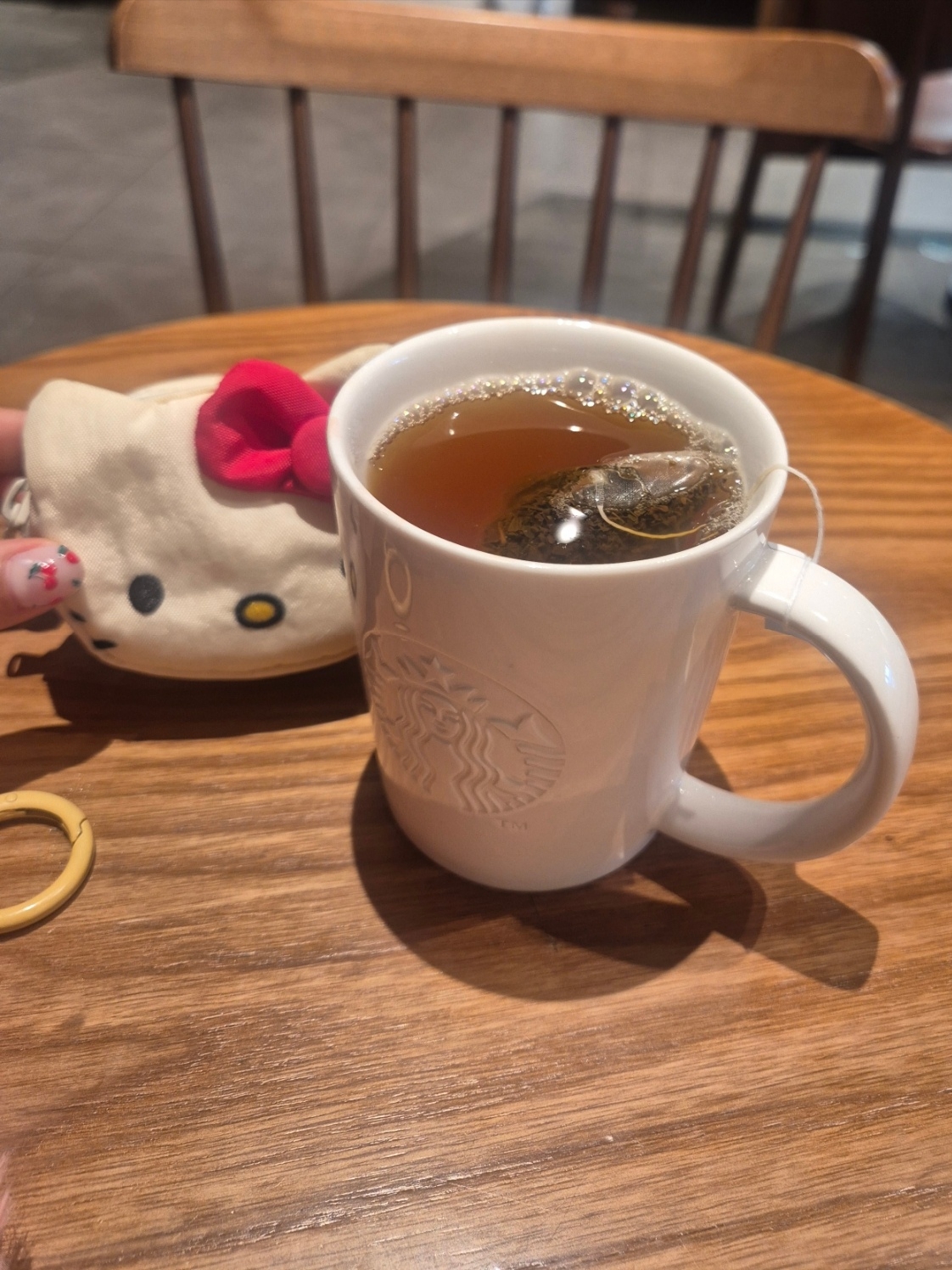 Baggu x Sanrio Hello Kitty Charm White 착용 스타일
