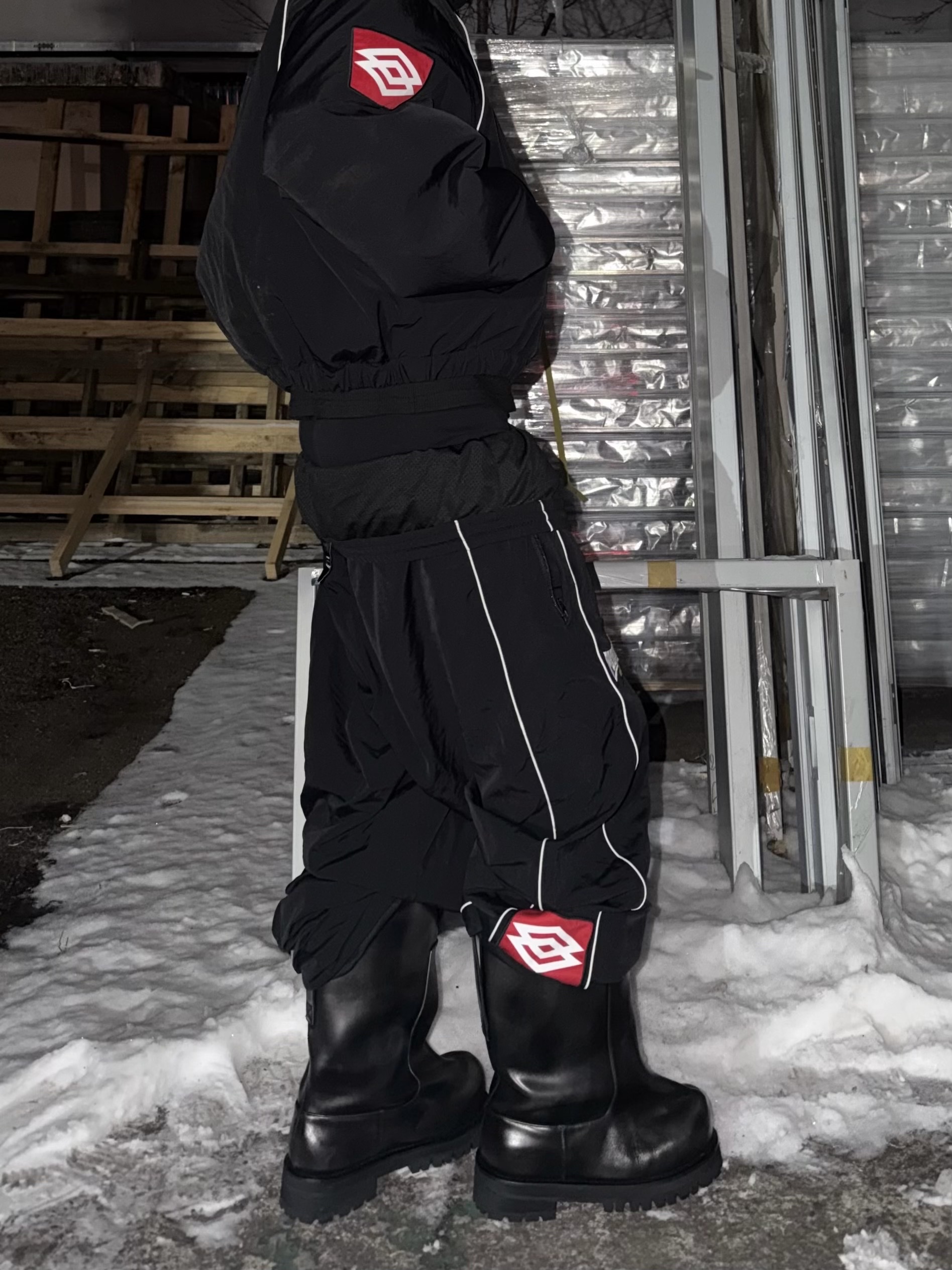 Protocol Index Exaggerated Shoulder Air Jacket Black, Protocol Index Folded Waist Track Pants Black 착용 스타일 - 4