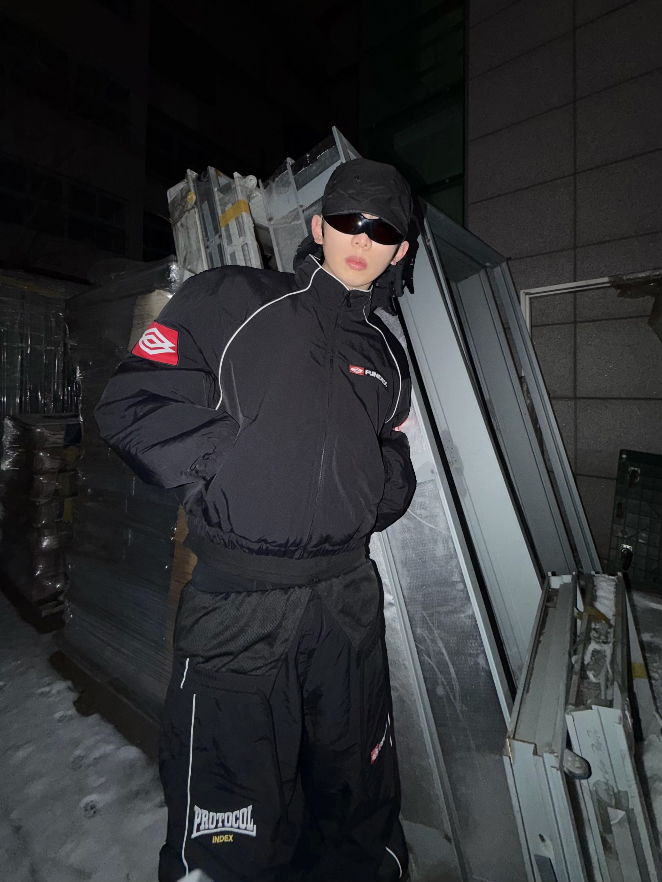 Protocol Index Exaggerated Shoulder Air Jacket Black, Protocol Index Folded Waist Track Pants Black 착용 스타일 - 2