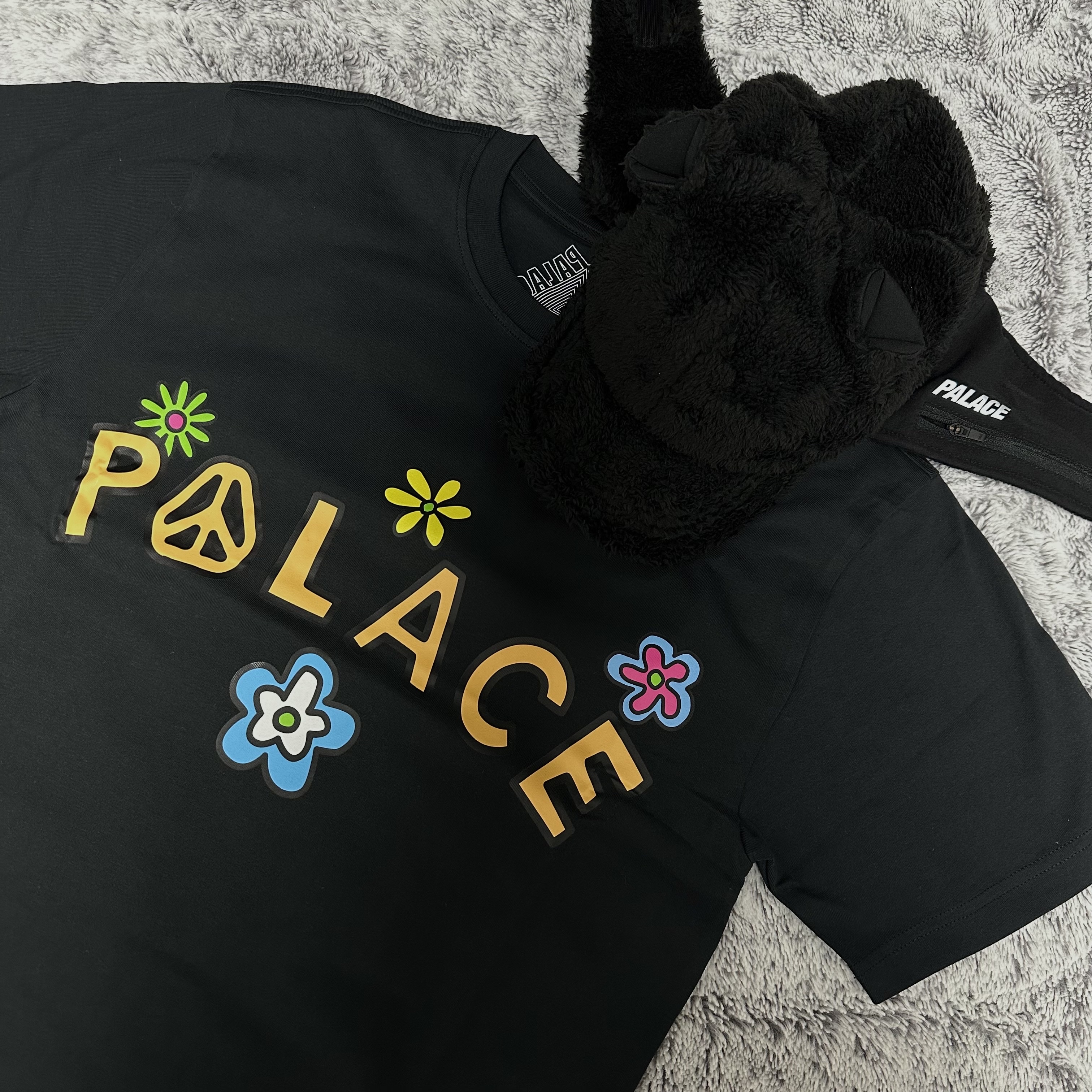 Palace Teddy Ears Earflapper Black - 26SS, Palace Me Myself And Tri T-Shirt Black - 26SS 착용 스타일