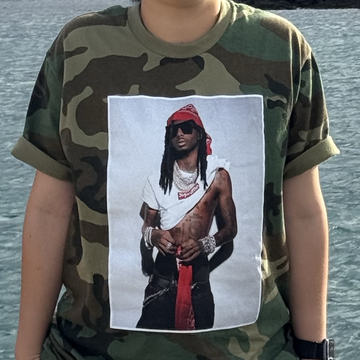 Supreme Playboi Carti T-Shirt Woodland Camo - 25FW 착용 스타일