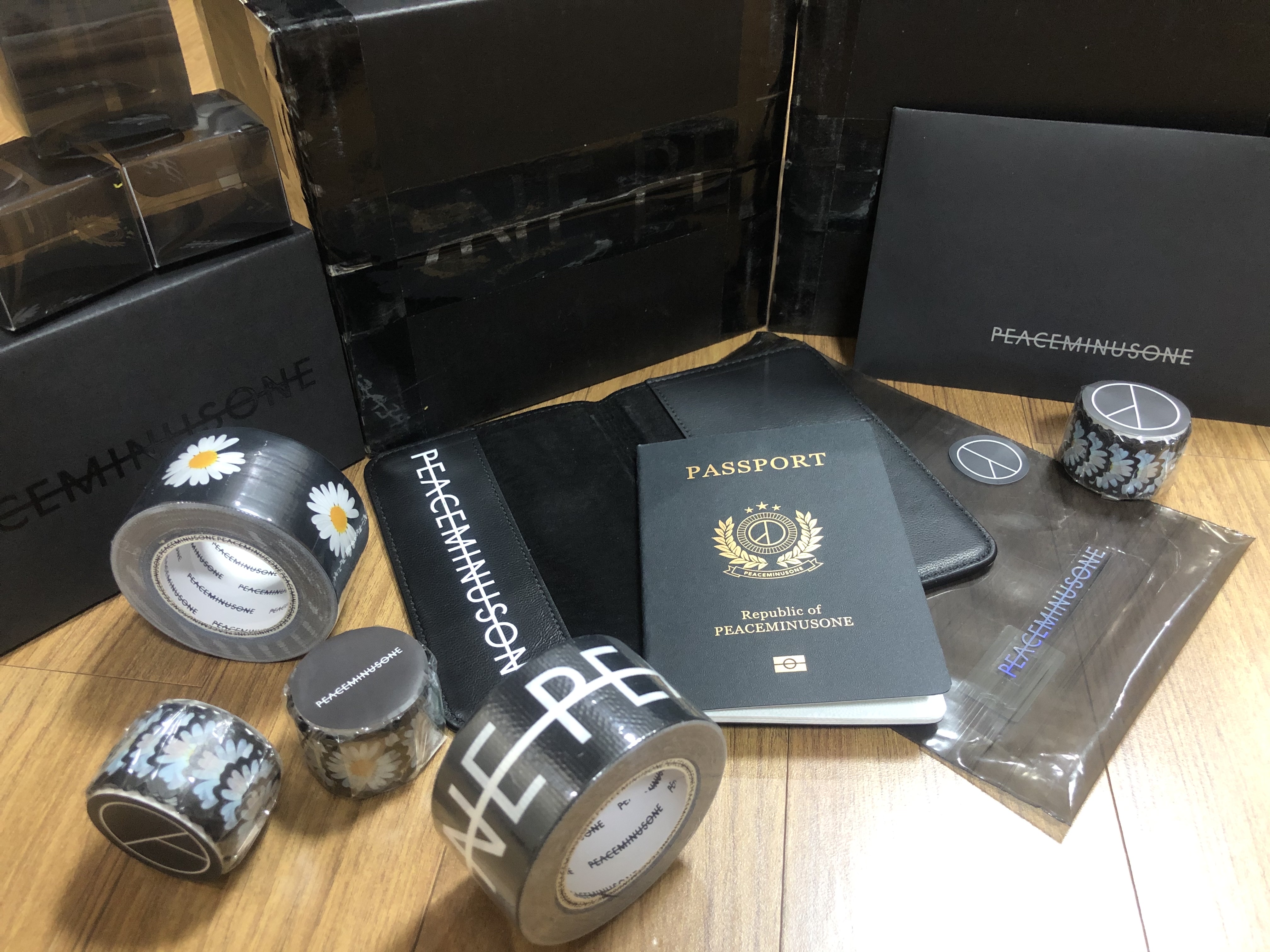 Peaceminusone Passport Case #1 Black, Peaceminusone Daisy Sticker Tape #1 (Set of 3) 착용 스타일