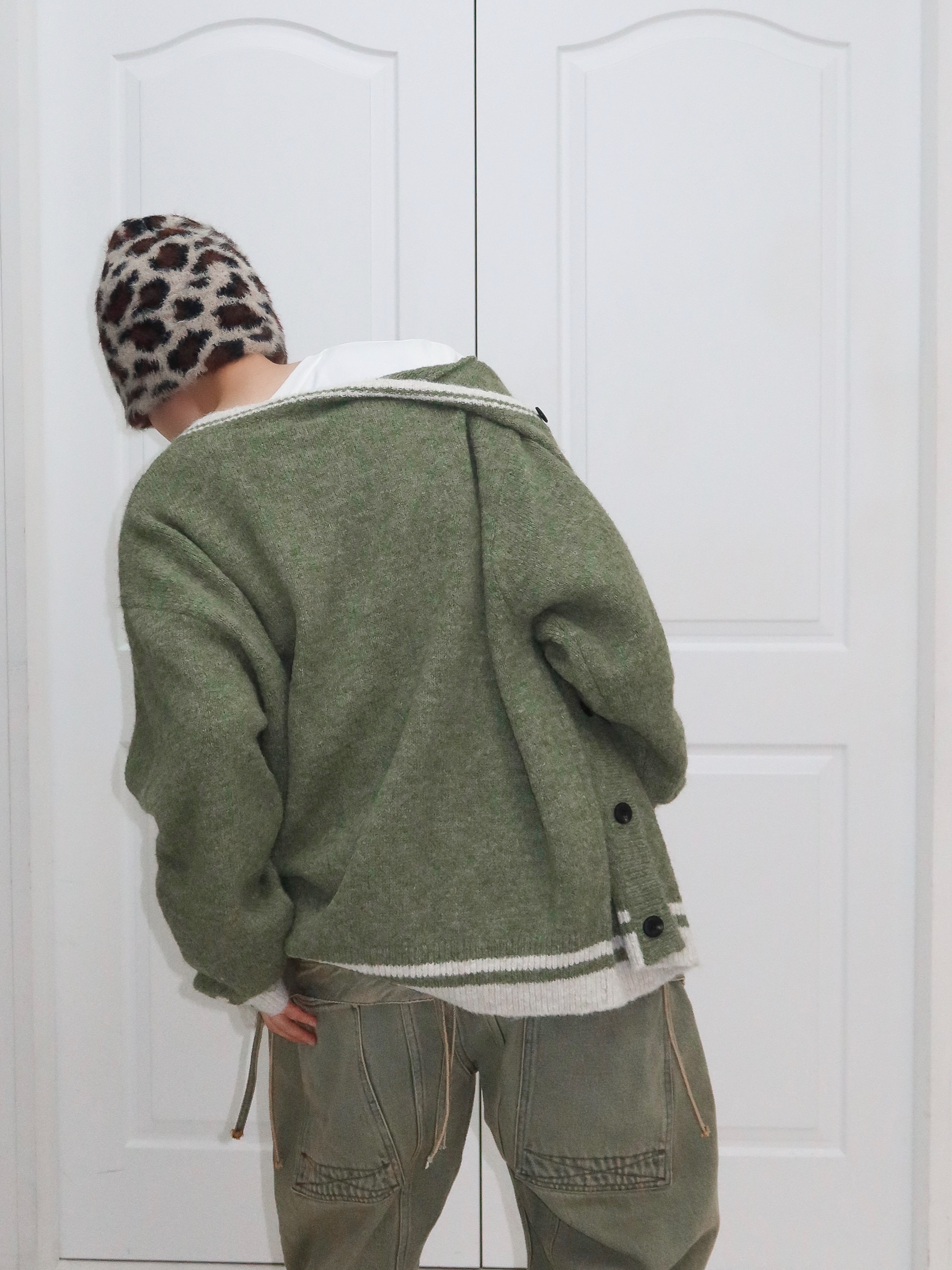 Hono Report Hairy Round Cardigan Olive 착용 스타일 - 3