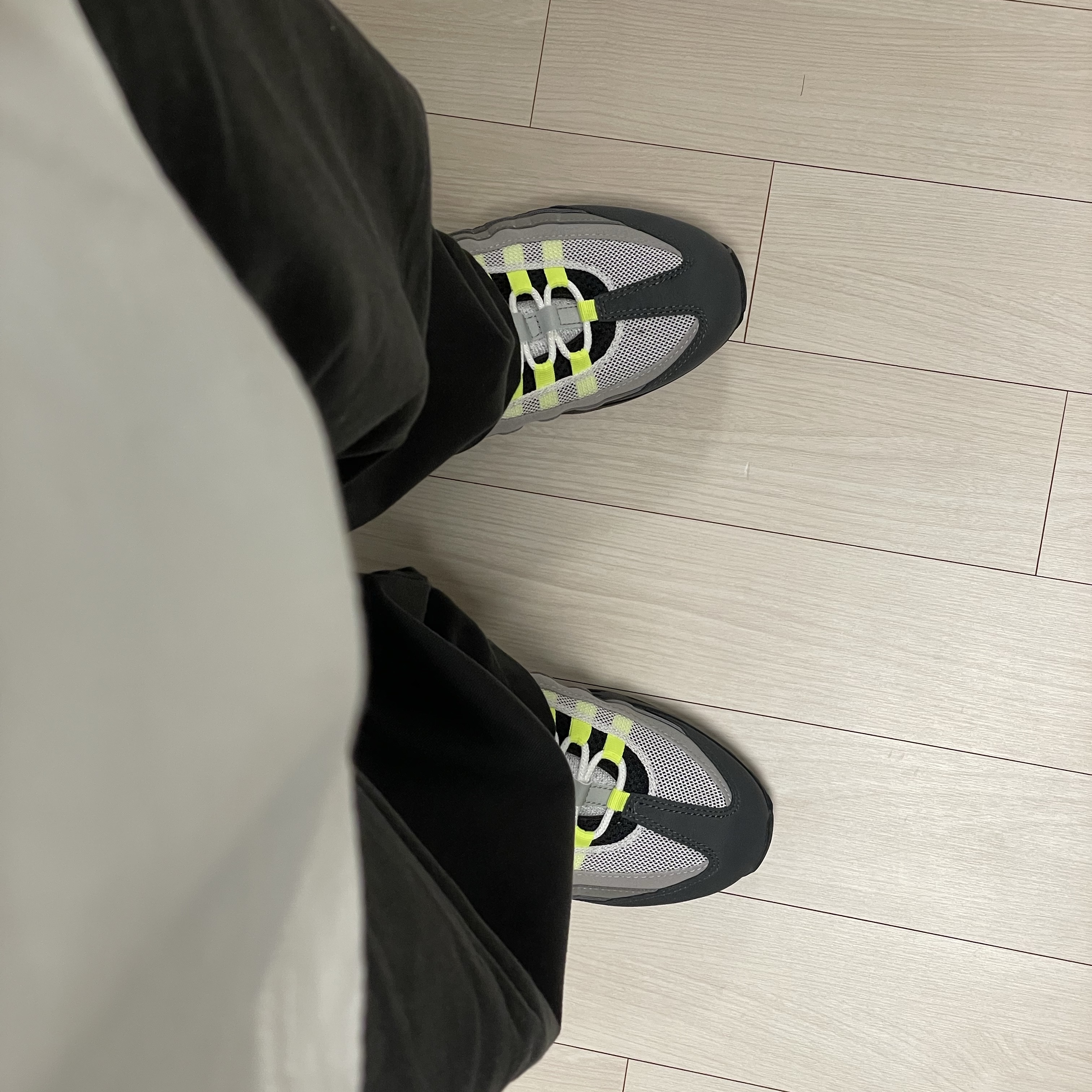 Nike Air Max 95 OG Neon 착용 스타일 - 1