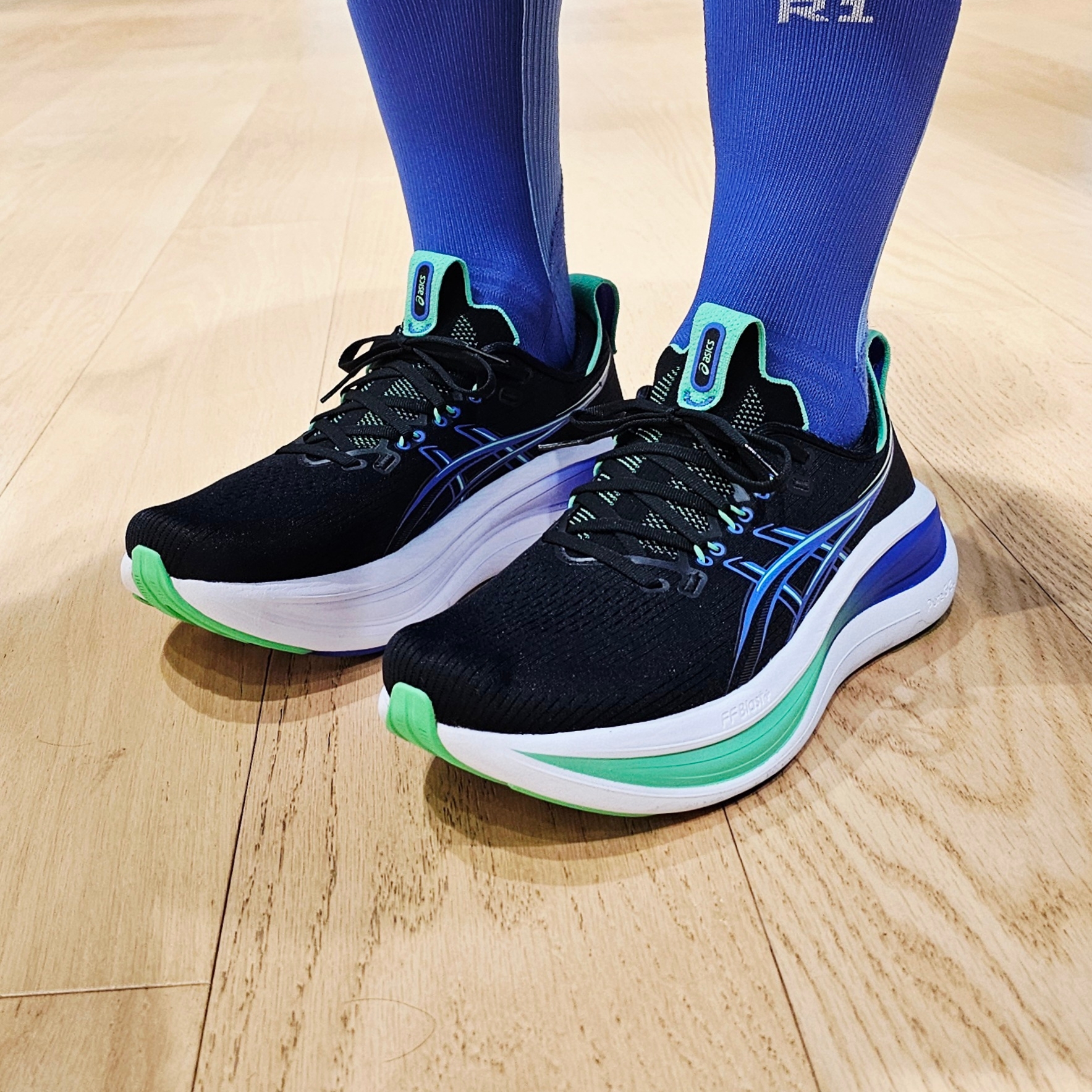 Asics Gel-Nimbus 28 Black Cobalt Burst 착용 스타일