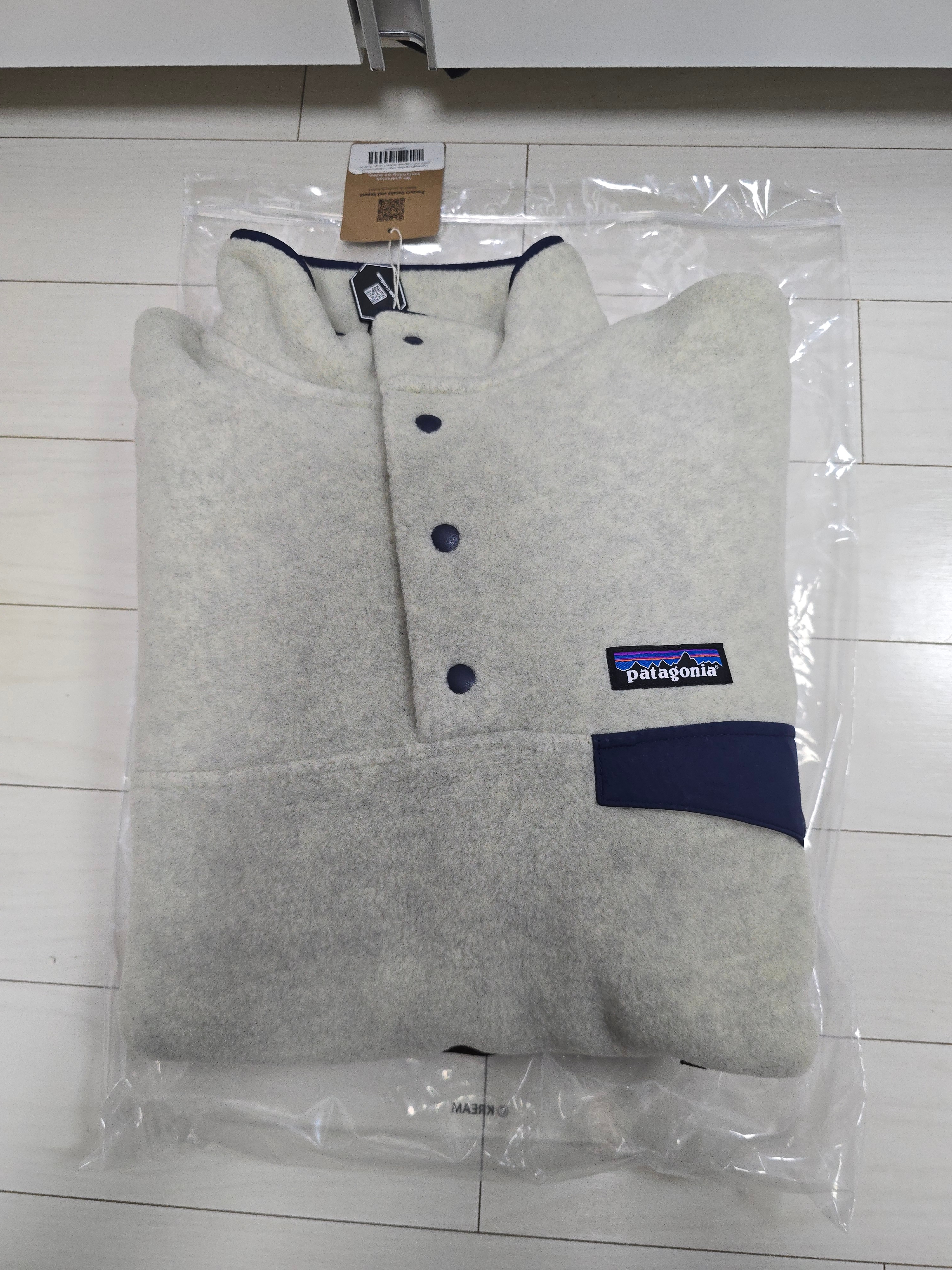 Patagonia Lightweight Synchilla Snap-T Fleece Pullover Oatmeal Heather/Smolder Blue/New Navy 착용 스타일