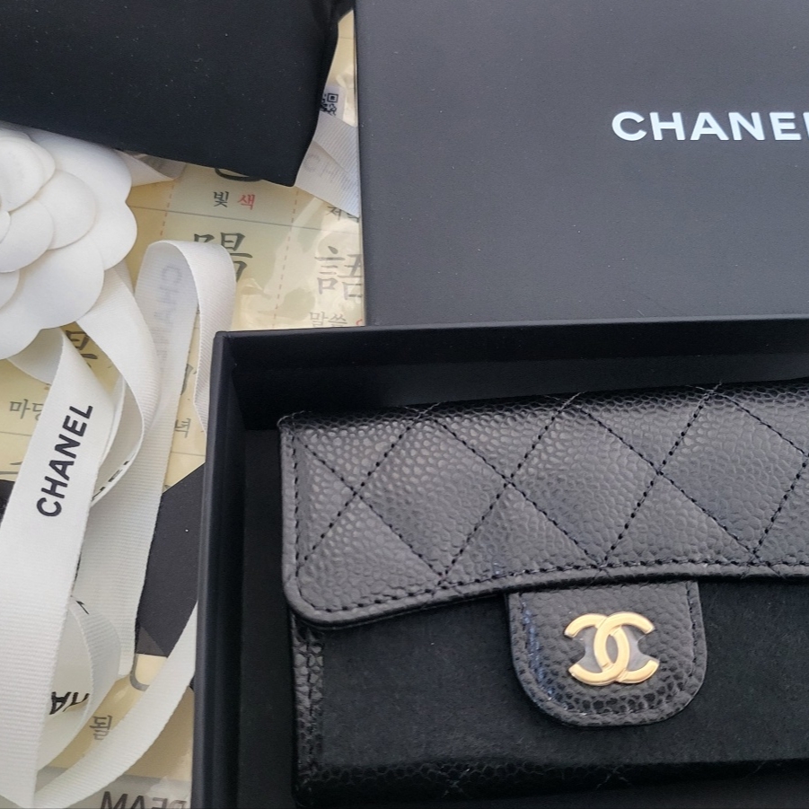 Chanel Classic Card Holder Grained Calfskin & Gold Black 착용 스타일 - 1