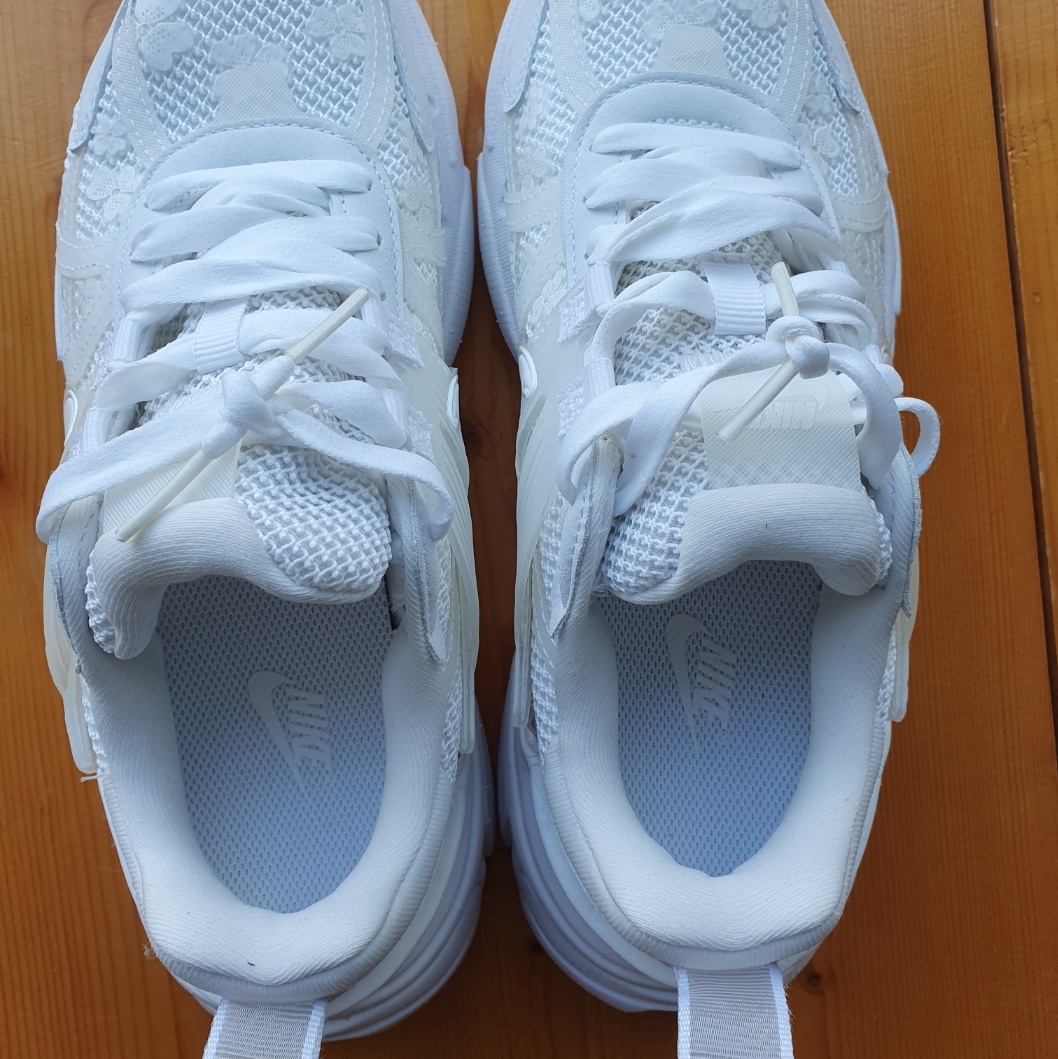 (W) Nike V2K Run White Summit White 착용 스타일