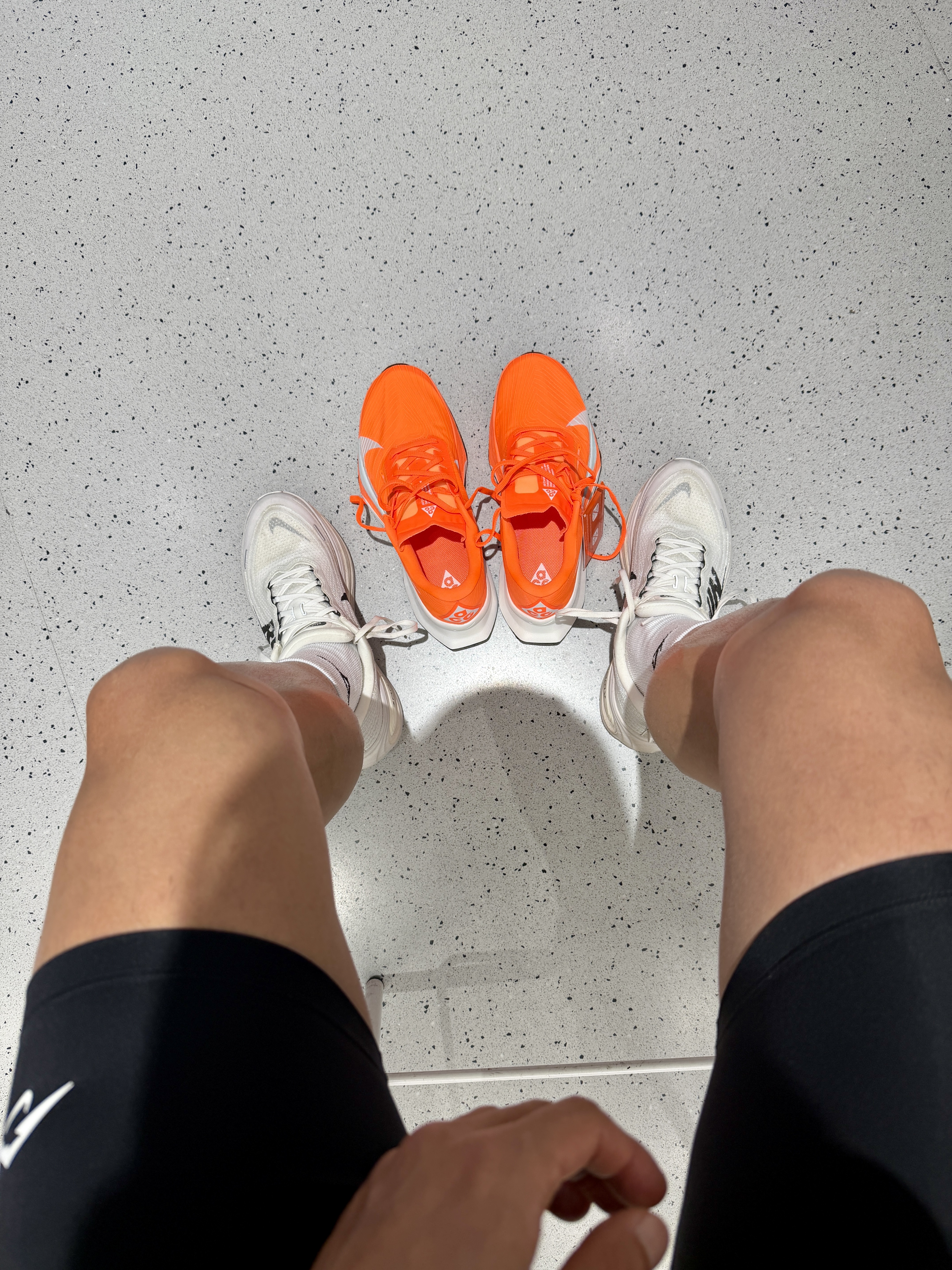 Nike ACG Ultrafly Trail Hyper Crimson Total Orange, Nike Vomero Plus RUN Summit White Vast Grey 착용 스타일 - 1