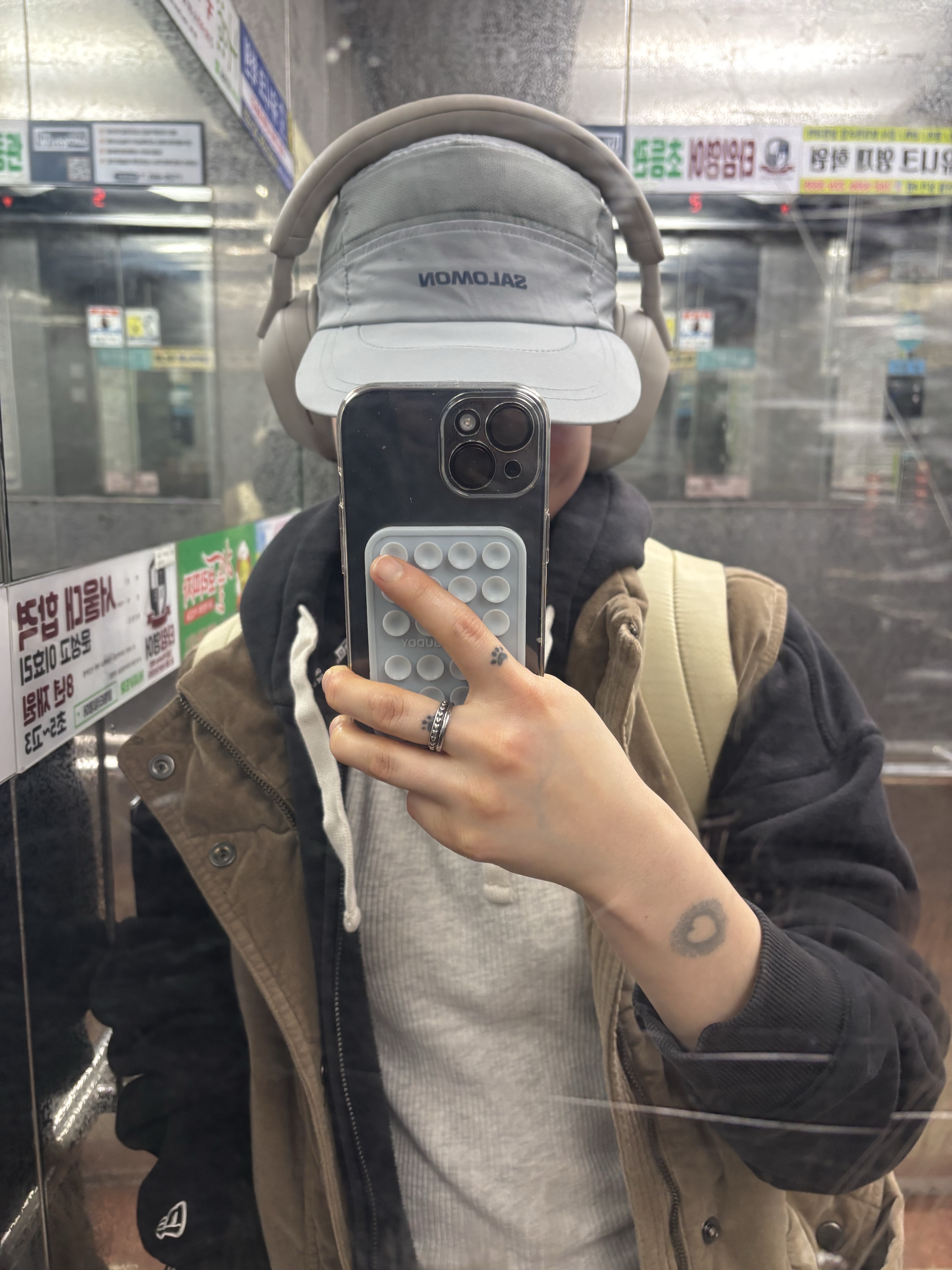 Lemaire Medium Croissant Bag Soft Nappa Leather Dark Chocolate, Sony WH-1000XM5 Silver (Korean Ver.) 착용 스타일 - 2