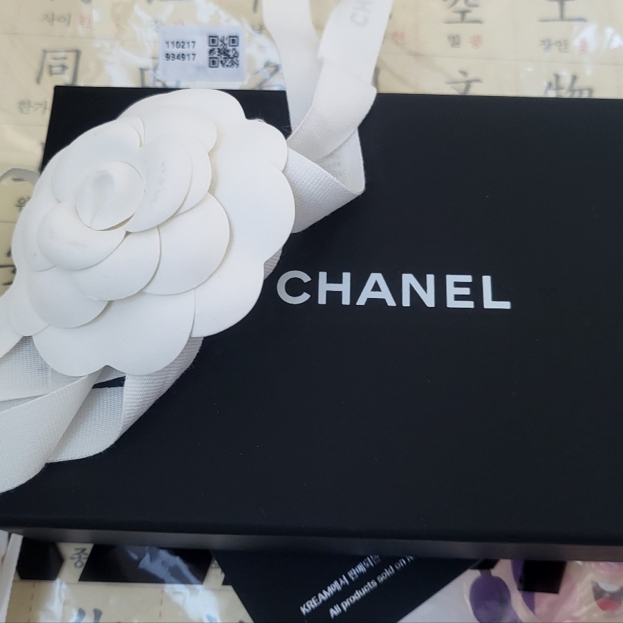 Chanel Classic Card Holder Grained Calfskin & Gold Black 착용 스타일 - 3