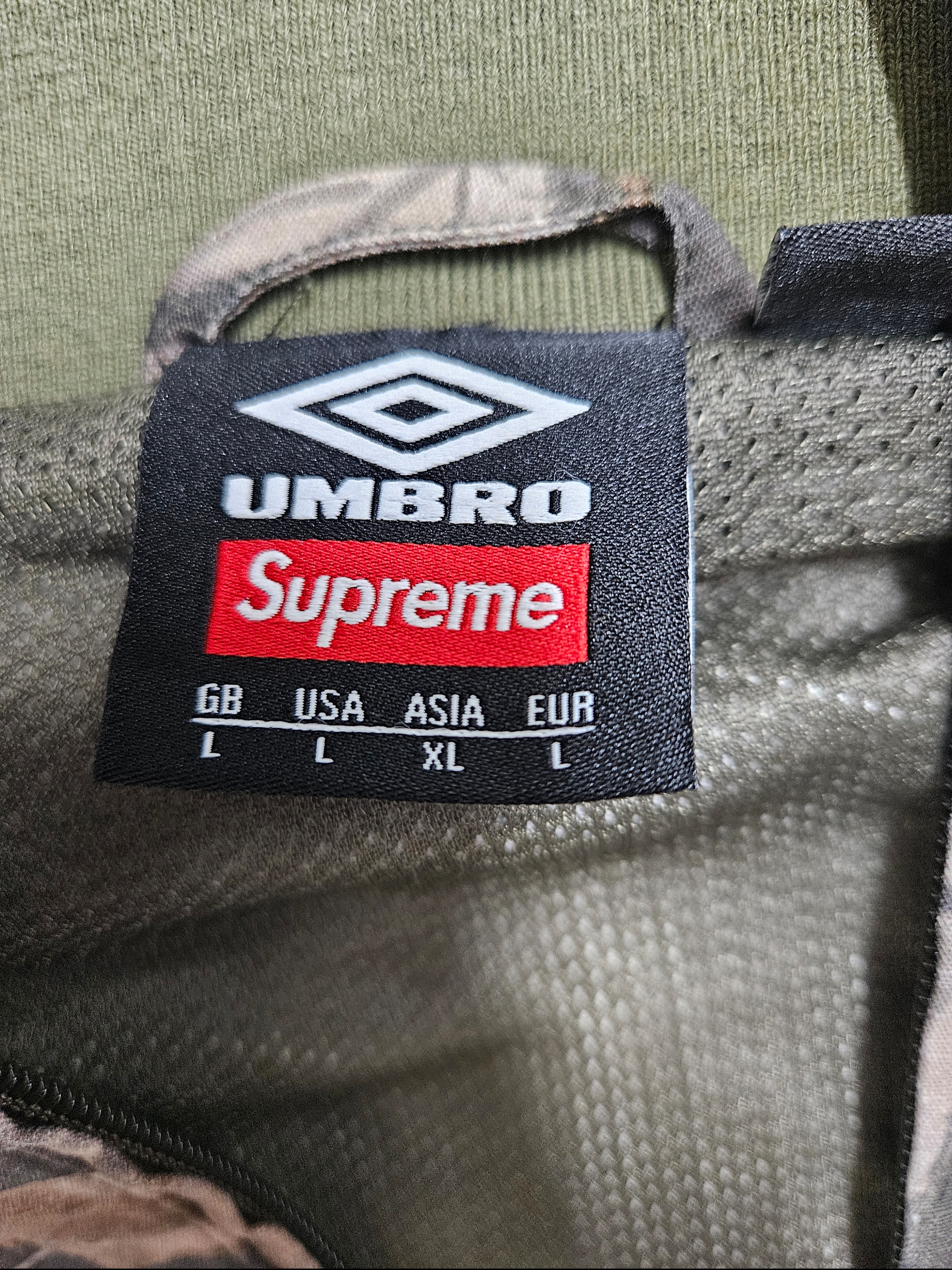 Supreme x Umbro Cotton Ripstop Track Jacket Realtree Hardwoods Camo - 26SS 착용 스타일 - 5
