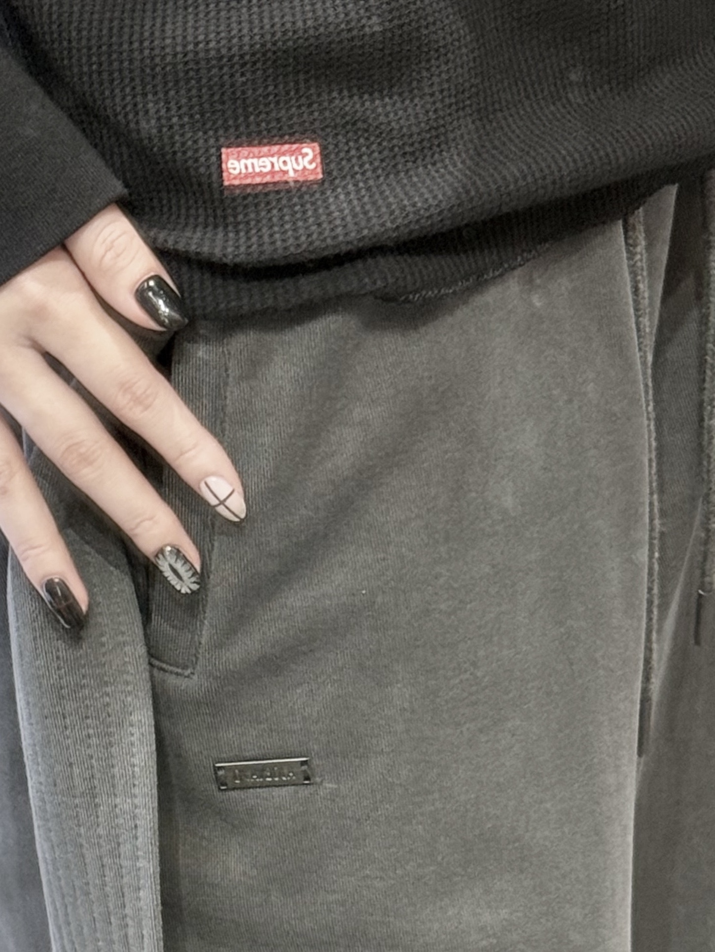 Supreme Hanes Bones Thermal Crew Black (1 Pack), AJOBYAJO One Tuck Qulted Jersey Pants Charcoal 착용 스타일 - 3