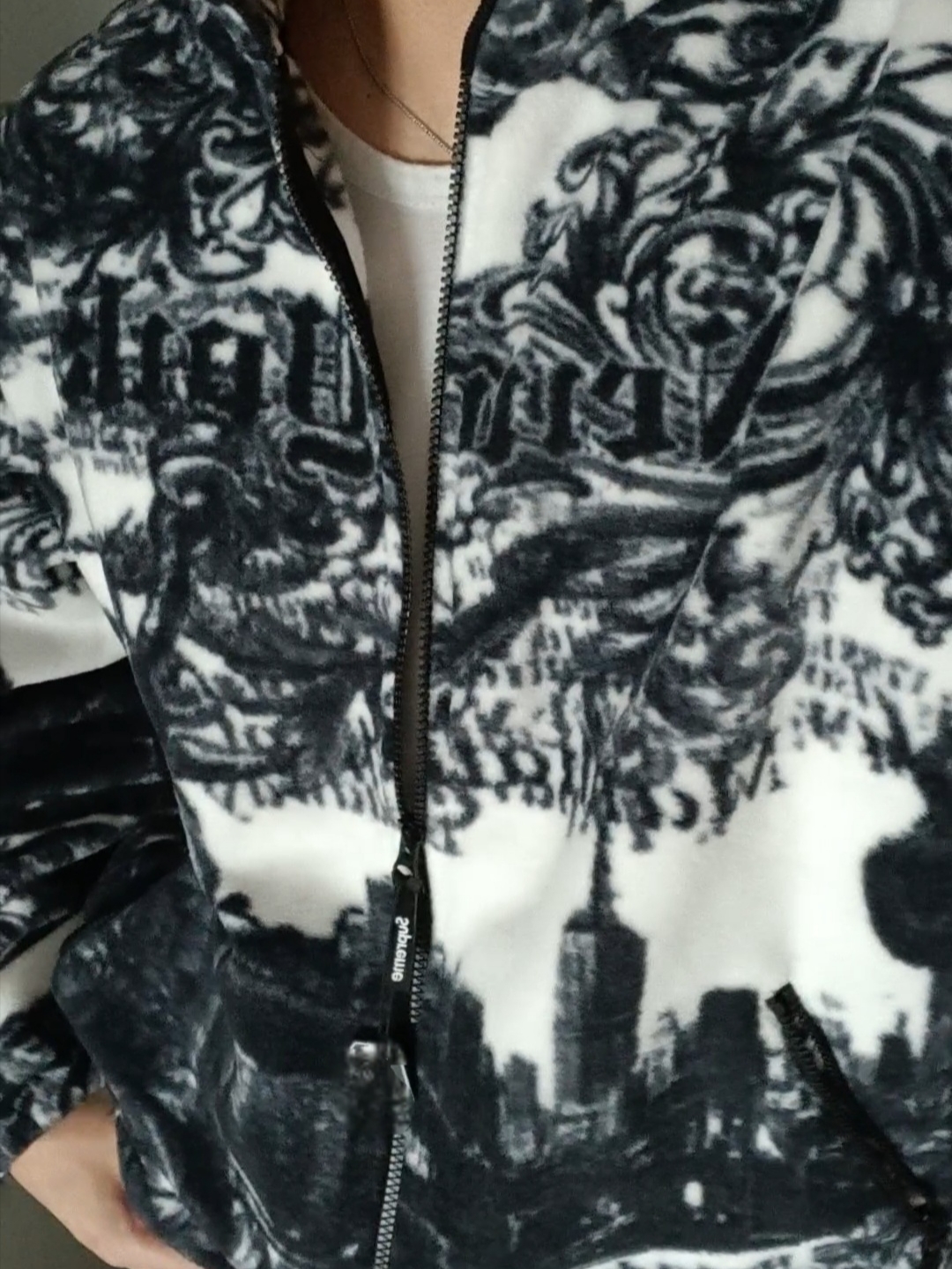 Supreme New York Fleece Jacket White - 25FW 착용 스타일