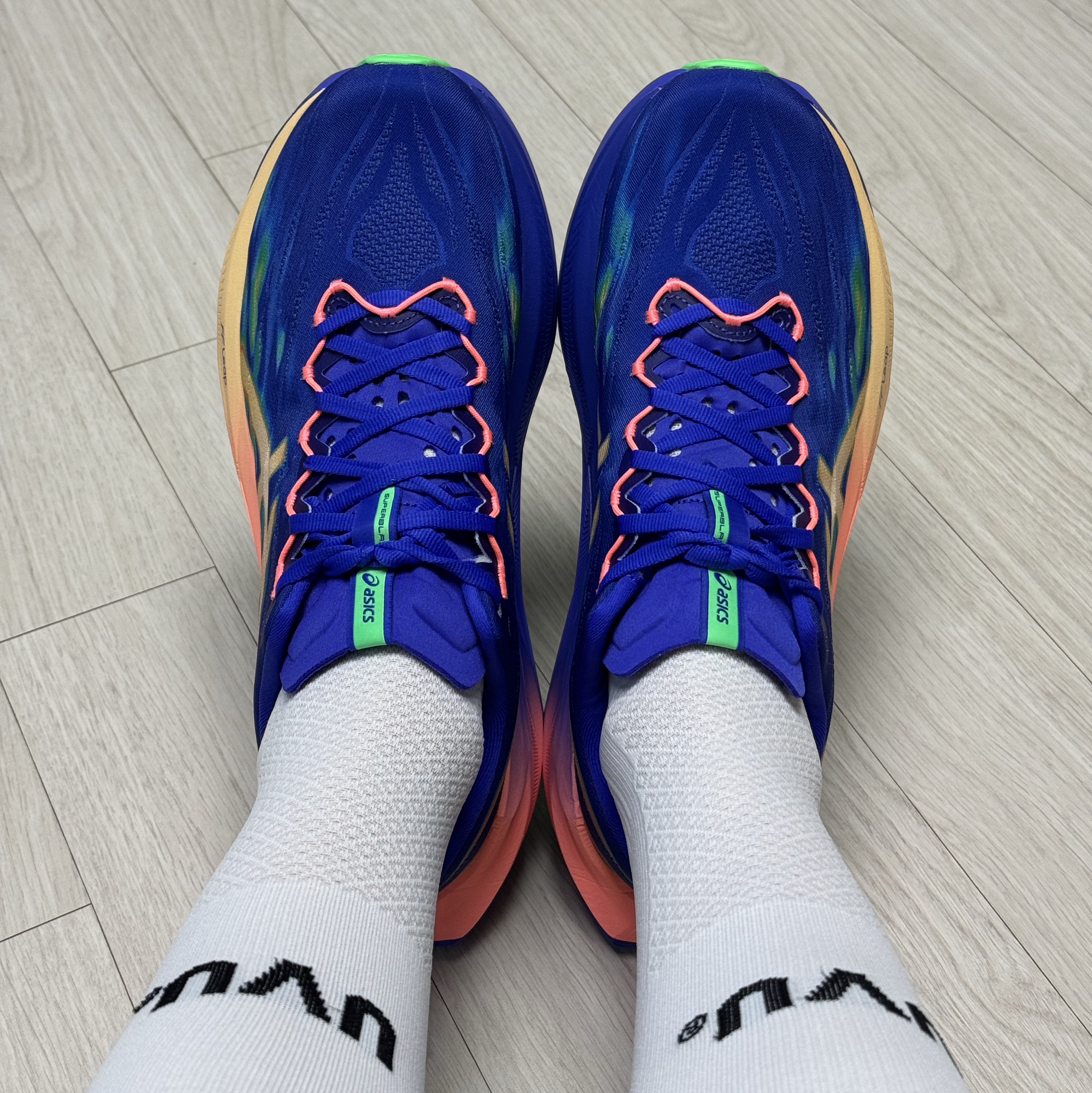 Asics Superblast 3 Cobalt Burst Light Orange, UVU Running Sock White 착용 스타일 - 2