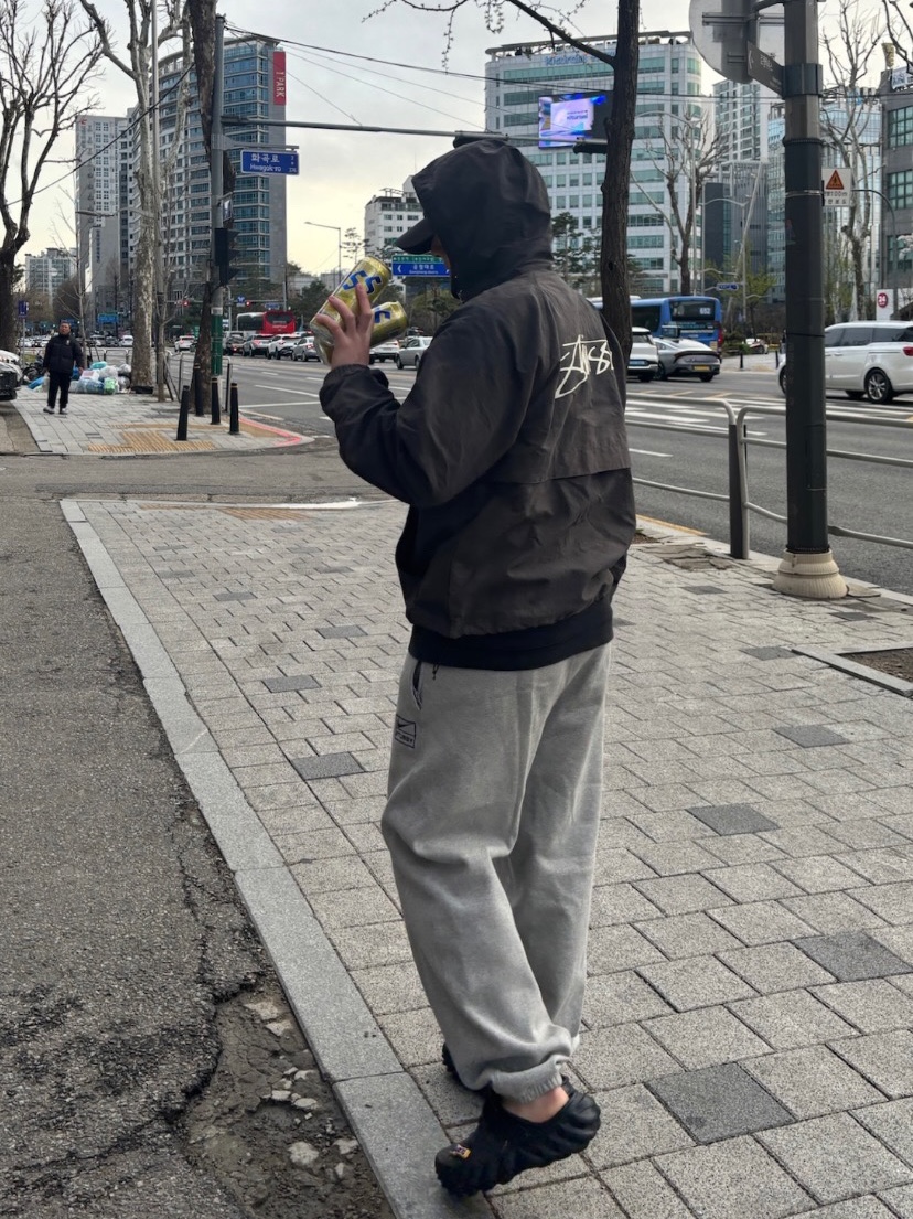 Stussy Wave Dye Beach Shell Jacket Black, Crocs Echo Clog Black 착용 스타일
