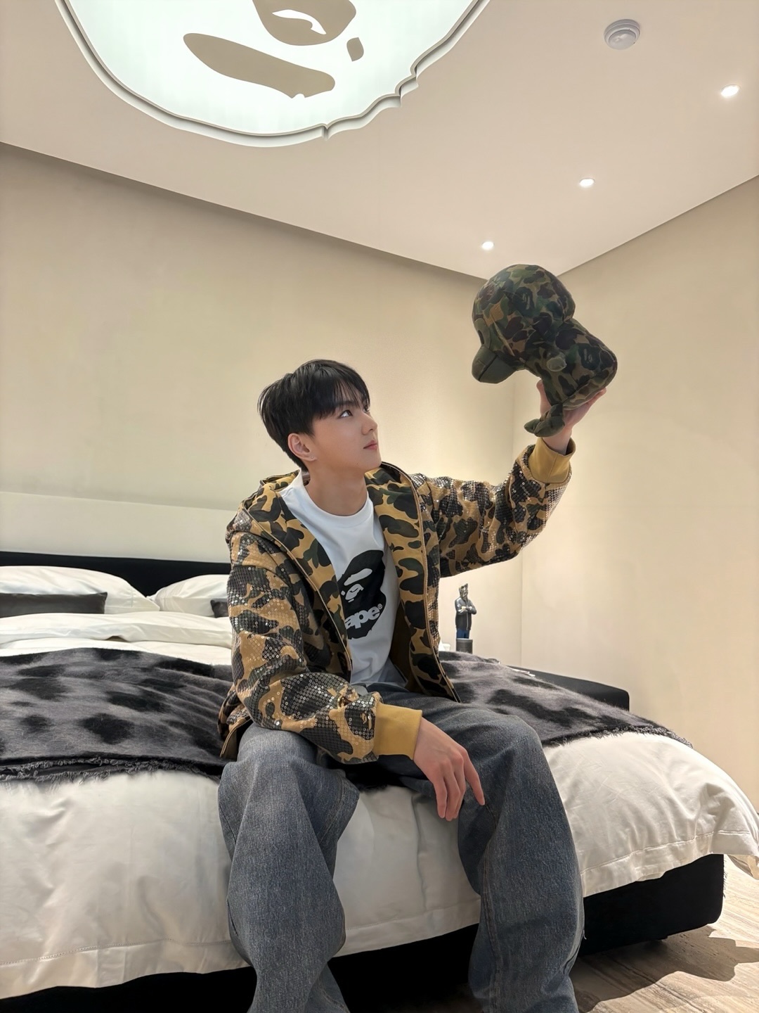 BAPE Ape Head Relaxed Fit T-Shirt White, BAPE 1st Camo Sequin Shark Relaxed Fit Full Zip Hoodie Yellow 착용 스타일 - 1