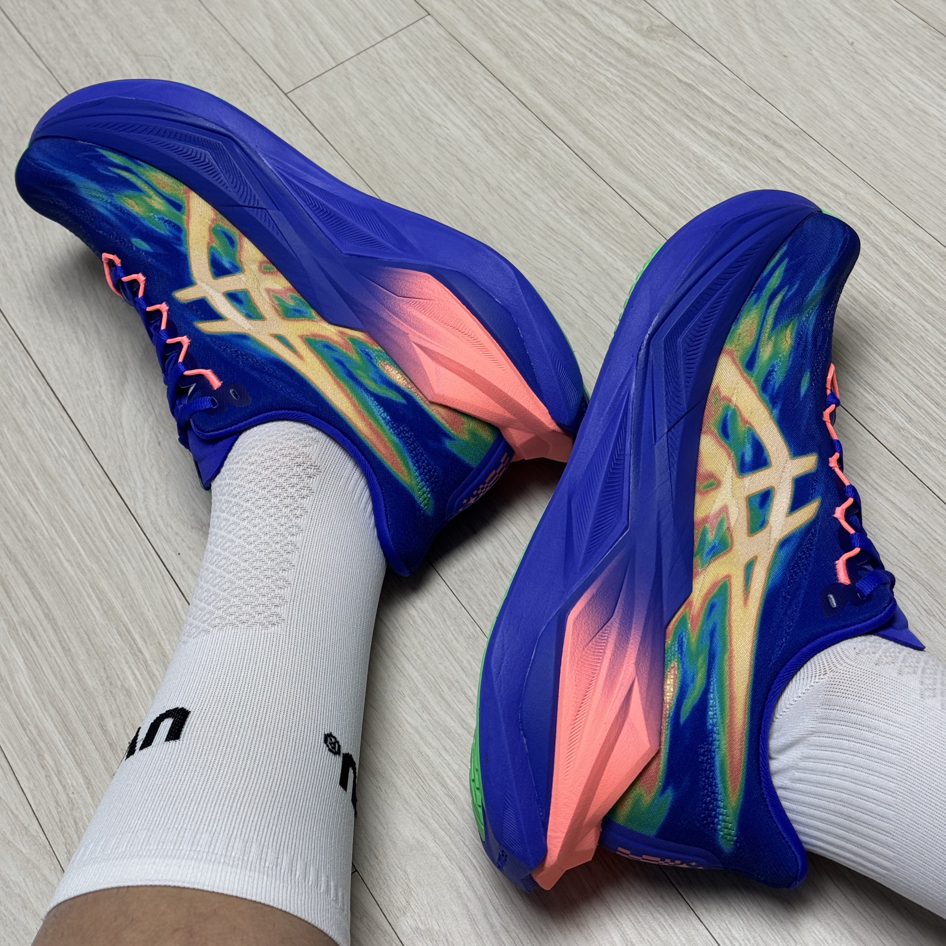 Asics Superblast 3 Cobalt Burst Light Orange, UVU Running Sock White 착용 스타일 - 1
