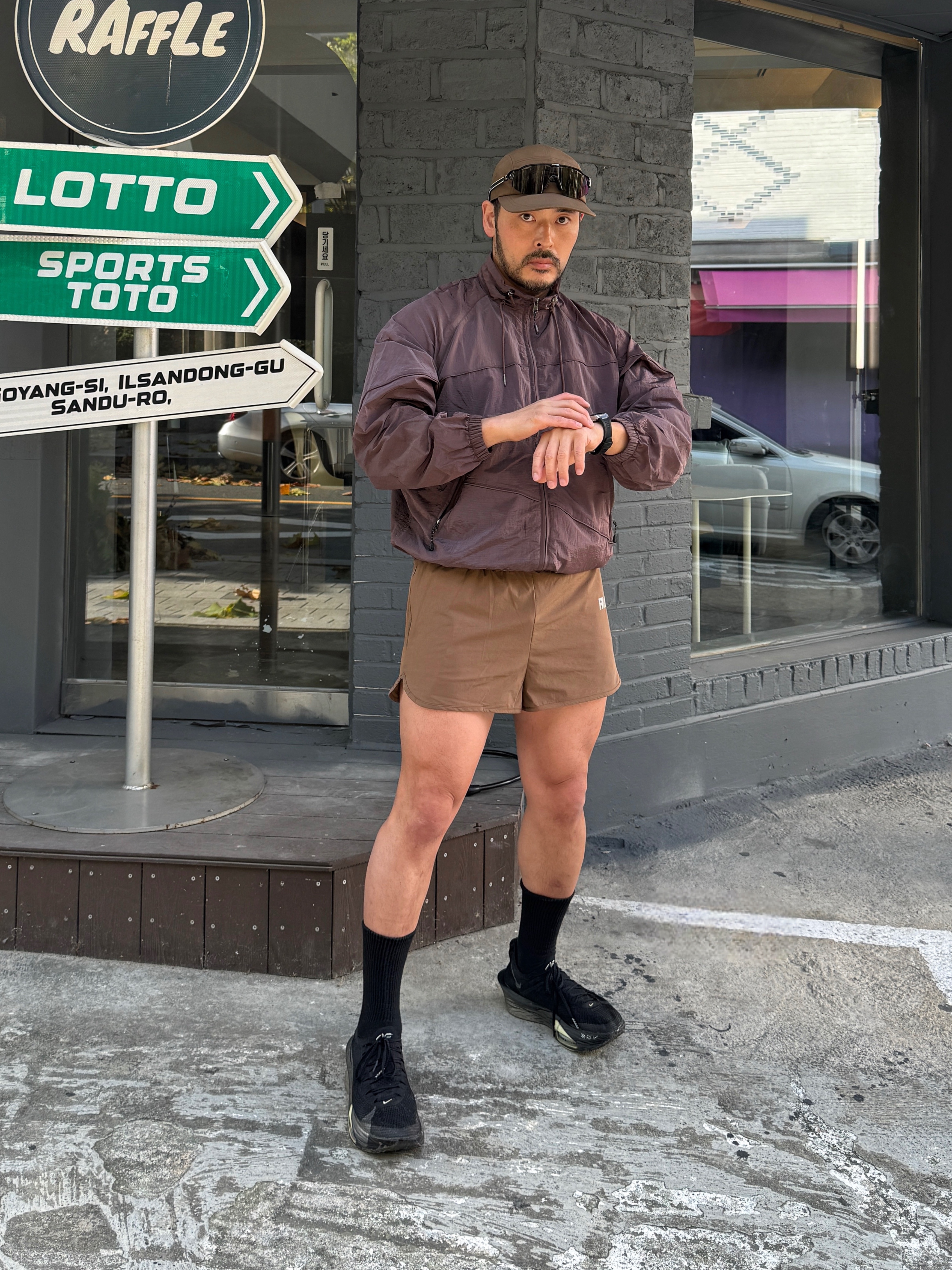 [KREAM 단독] runwhither 3inch Shorts Brown, Nike Air Zoom Alphafly Next% 3 Black Olive Aura 착용 스타일 - 1