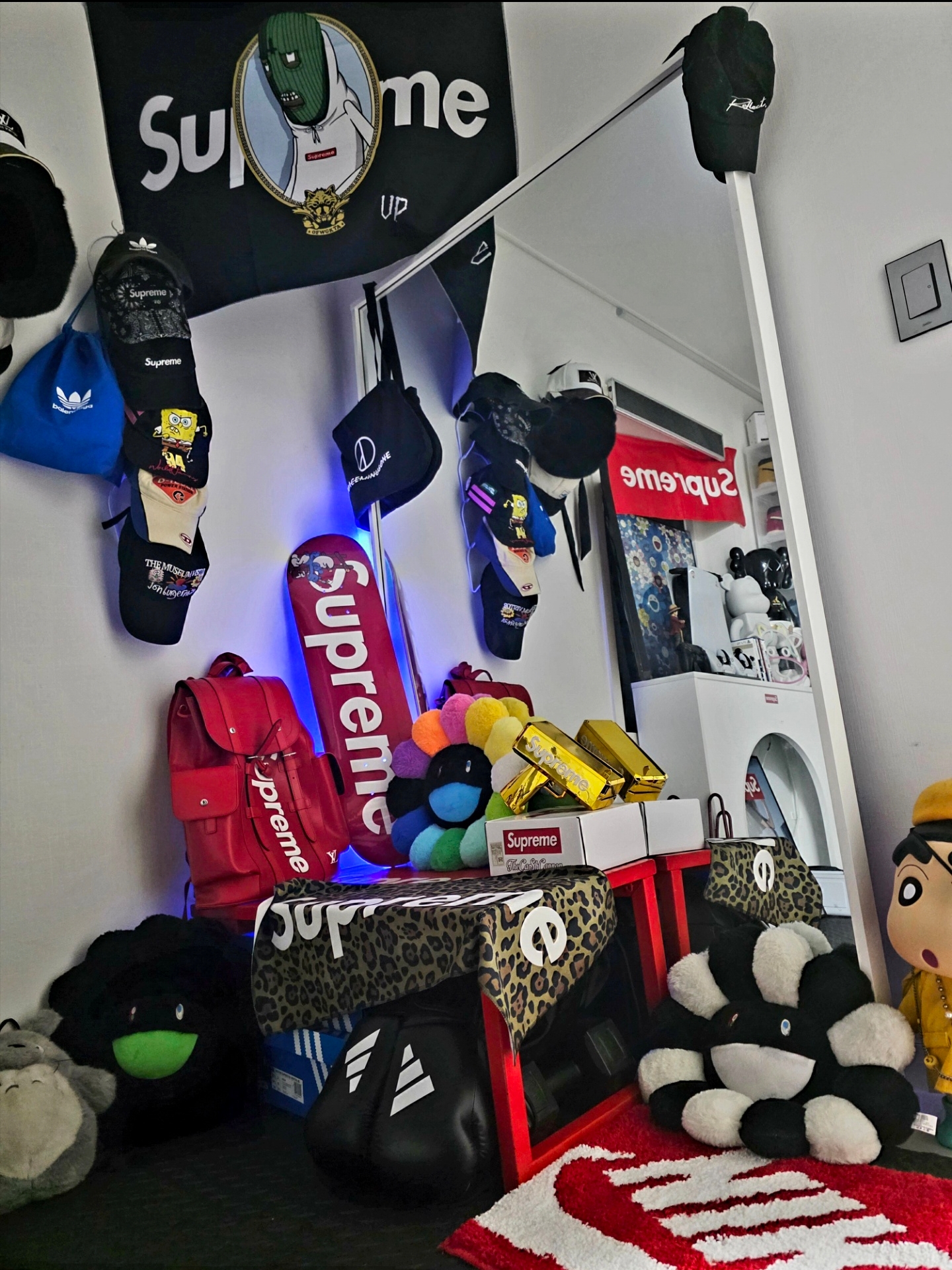 Supreme x SpongeBob Jeff Hamilton Mesh Back 6-Panel Black - 25SS, Supreme New Era Box Logo Beanie Black - 22FW 착용 스타일
